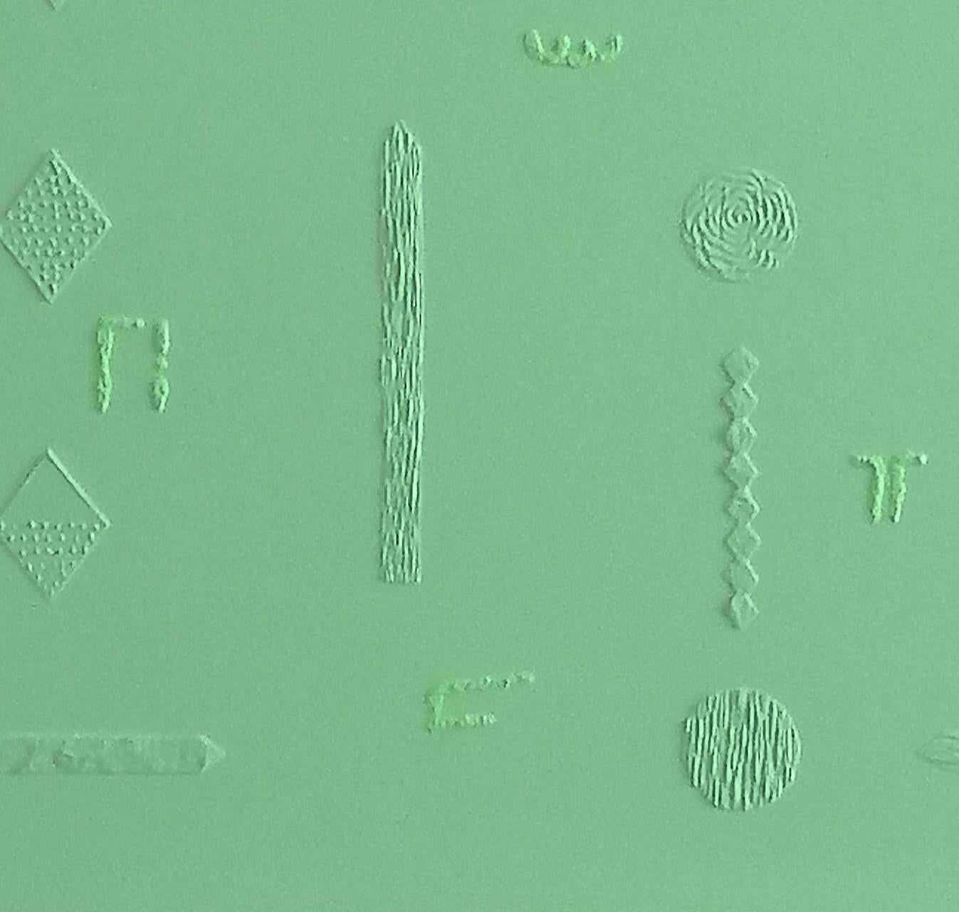 Cette œuvre d'art présente un design minimaliste et texturé sur une toile verte, mettant en valeur un ensemble de formes géométriques et de lignes en relief subtil. Disposées méthodiquement sur la surface, les formes délicates comprennent des