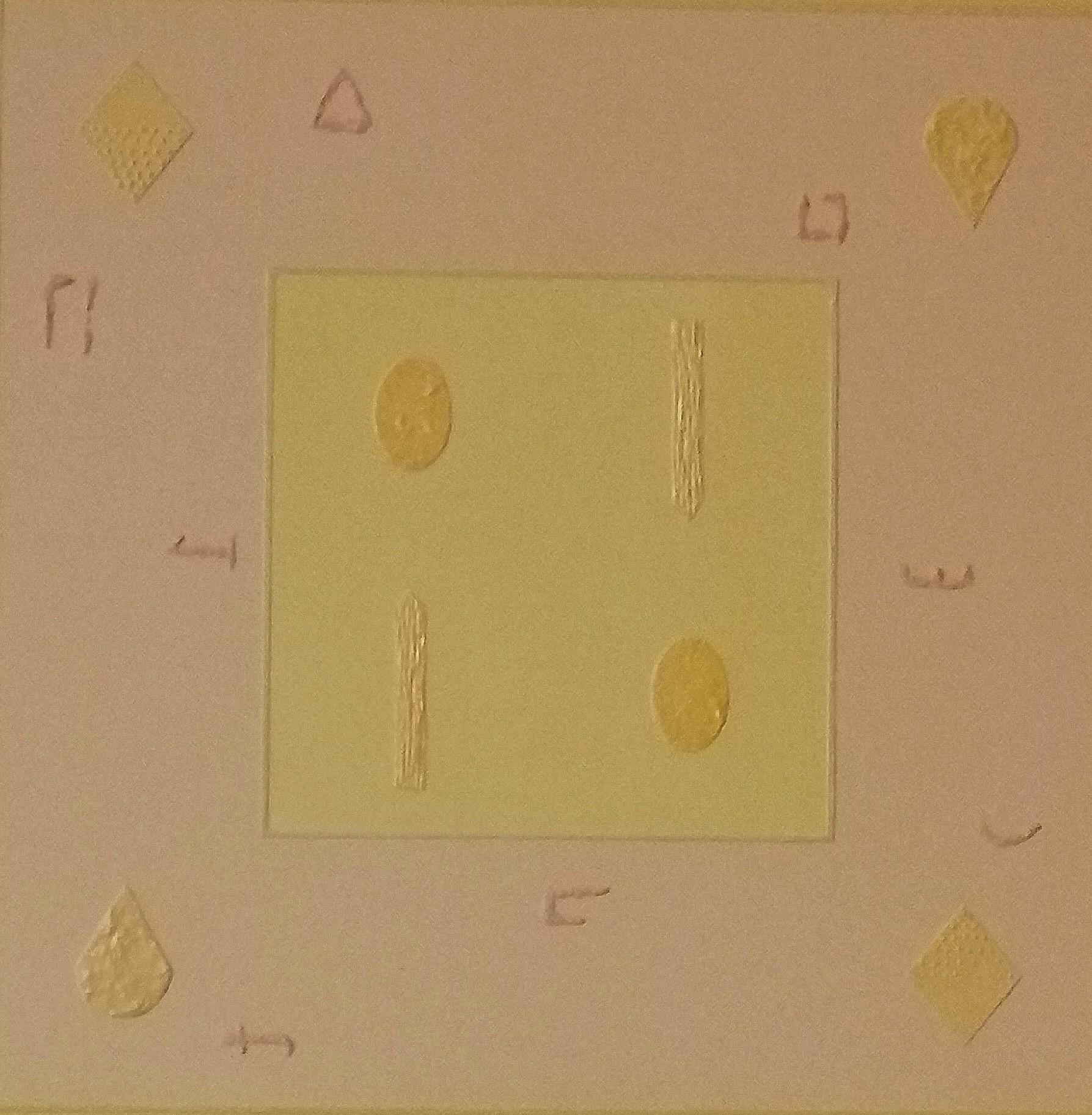 Cette œuvre d'art est une composition abstraite intrigante qui présente principalement un mélange harmonieux de tons jaunes chauds et de tons beiges sourds. Un carré central ancre la pièce, bordé par un autre carré, créant un sentiment de profondeur