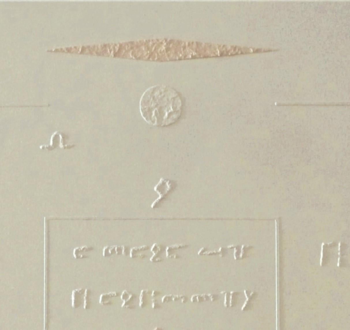 Cette œuvre d'art est une composition intrigante de symboles et de formes géométriques en relief sur un fond neutre. Les éléments tactiles comprennent des chiffres, des lettres et des symboles énigmatiques, créant ainsi un récit cryptique. Au centre