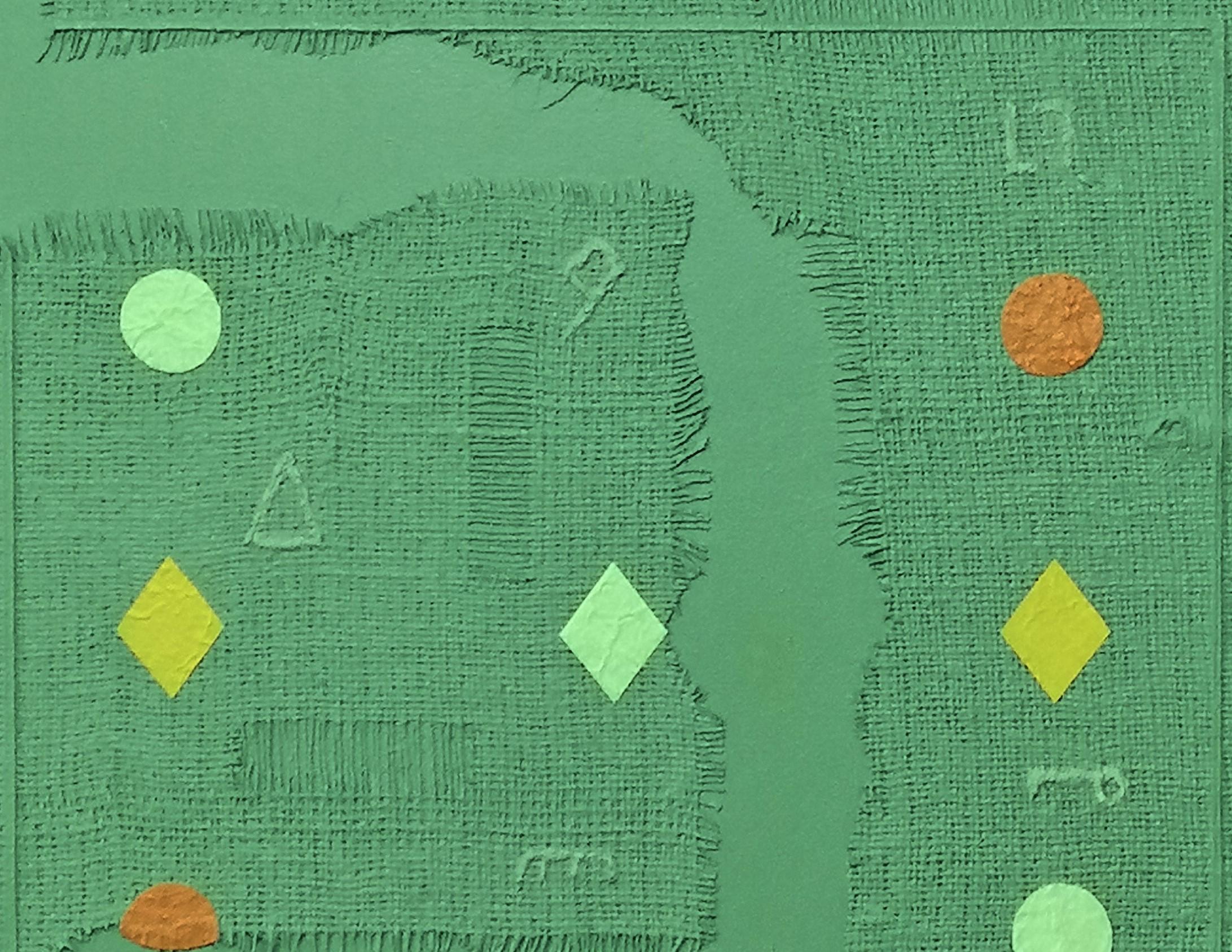Cette œuvre d'art présente une composition géométrique saisissante sur un fond vert texturé rappelant un tissu vieilli. La pièce est ponctuée de formes audacieuses et lumineuses - cercles, diamants et gouttes - dans des oranges et des jaunes