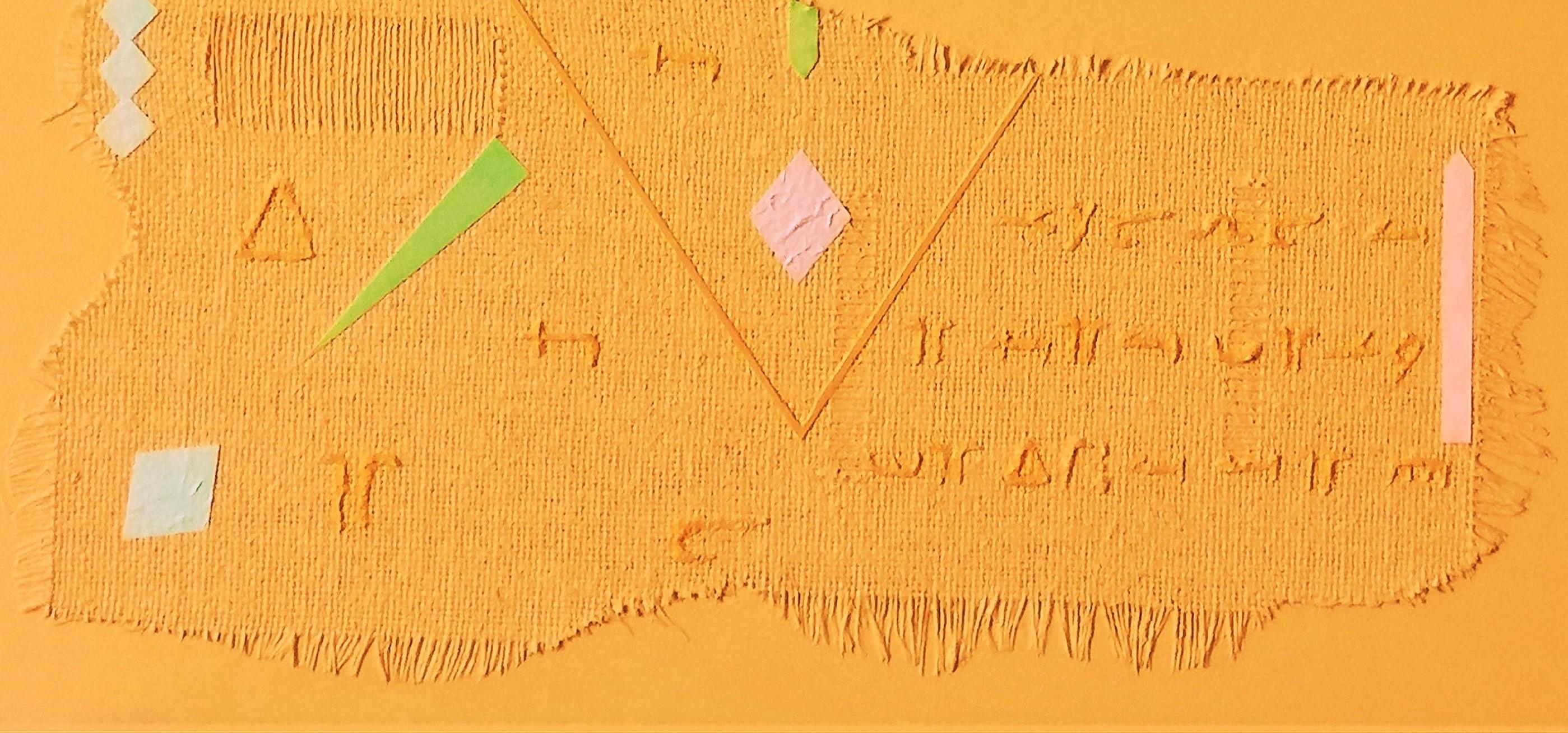 Cette œuvre d'art présente un jeu vibrant de formes géométriques et de symboles hiéroglyphiques en sourdine sur une toile de fond ocre et chaude. La composition est dominée par deux formes triangulaires proéminentes, disséquées par des lignes