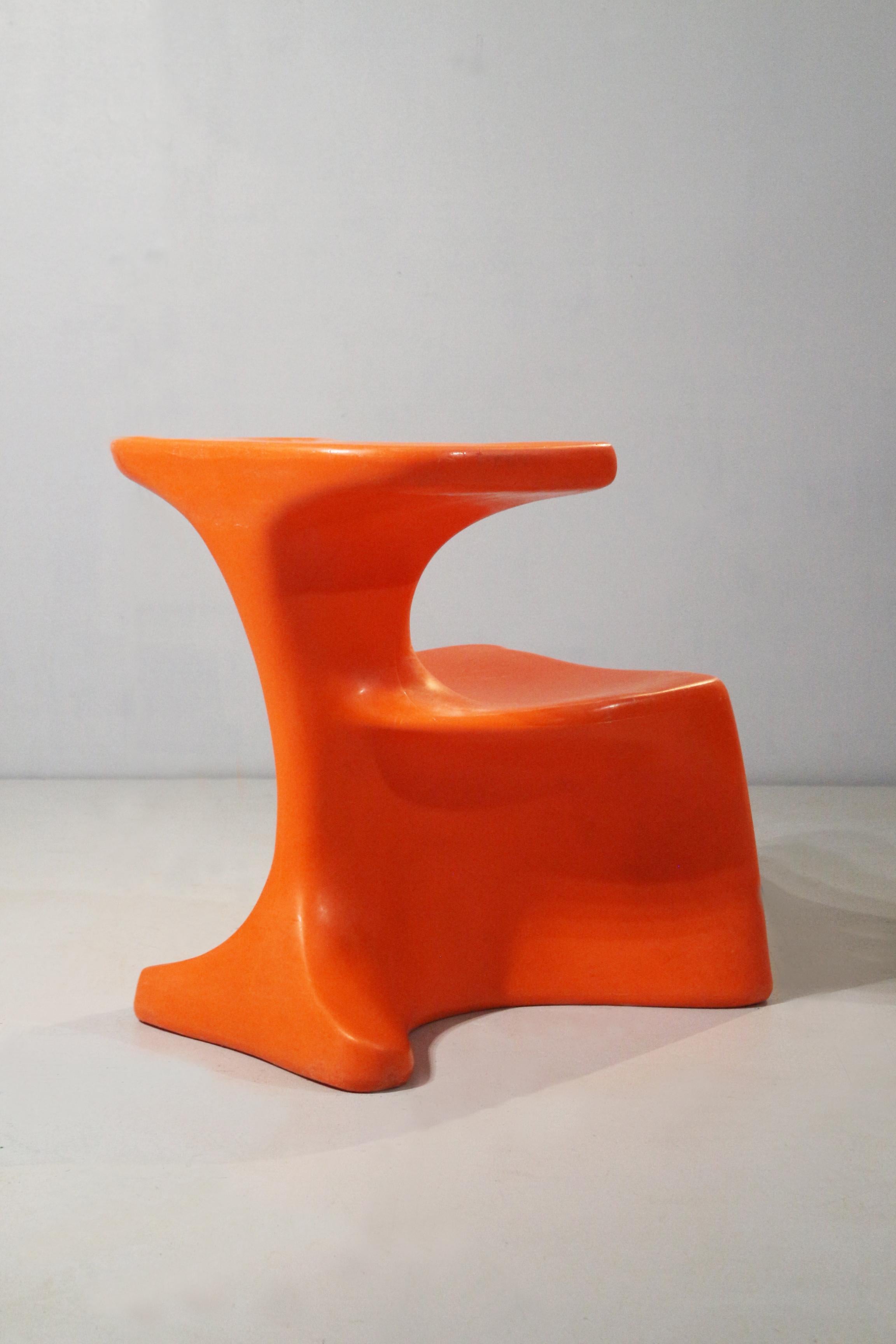 Zocker chair modèle adulte couleur orange 
Très bon état genéral , qules traces d'usures sur les tranches au niveau du piètement .
Pas de casse ni fêle 
Tampon du fabricant incrusté dans la masse. 
Haut. 65 cm - Larg. 53 cm - Prof. 59 cm
