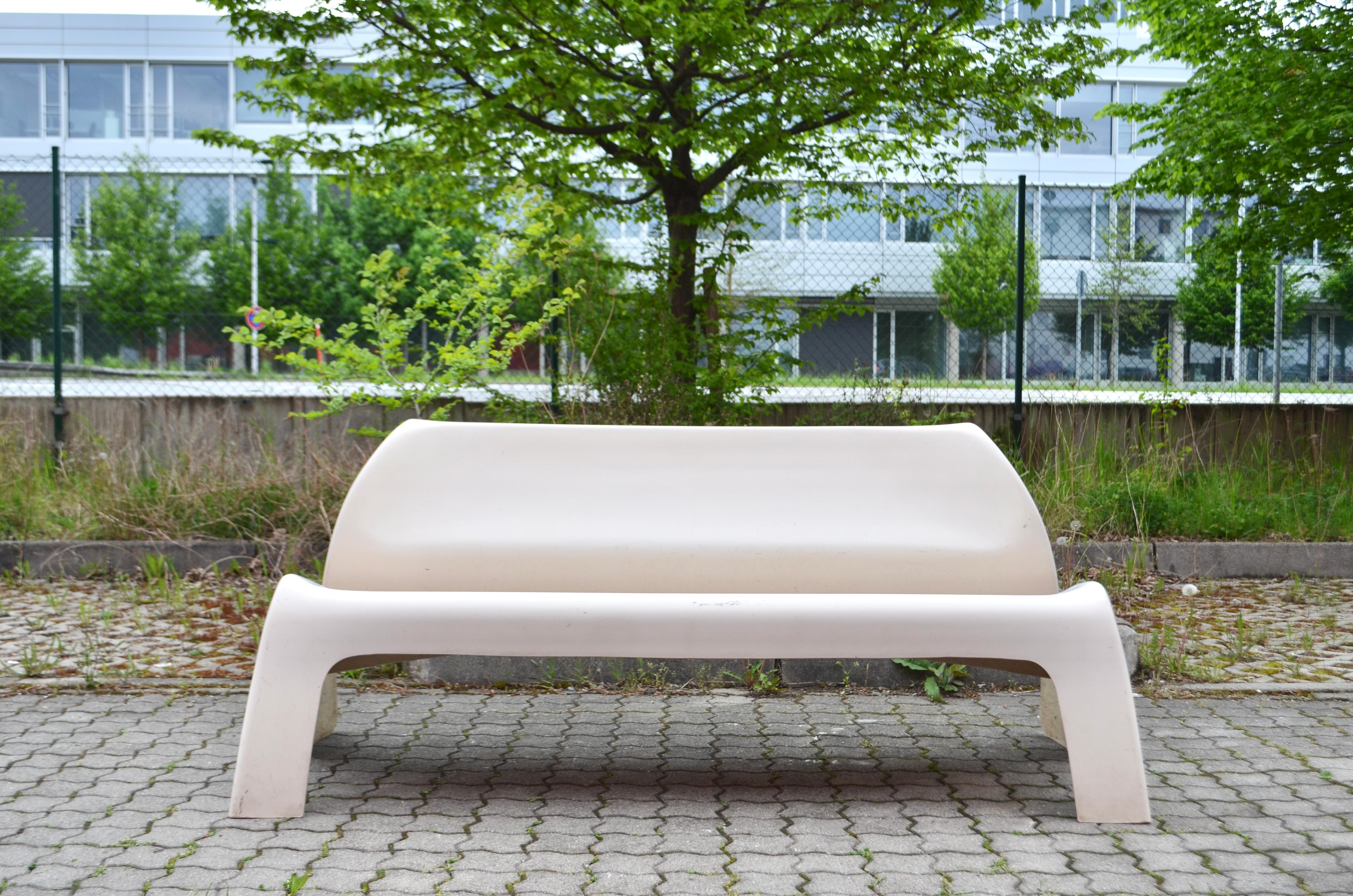 Dieses Objekt wurde von Luigi Colani 1968 mit dem Modellnamen Garden Party entworfen.
Es ist eine Bank oder ein Sofa für den Einsatz im Freien und auch für zu Hause.
Wie alle Colanis-Designs hat auch dieses ein organisches und dynamisches