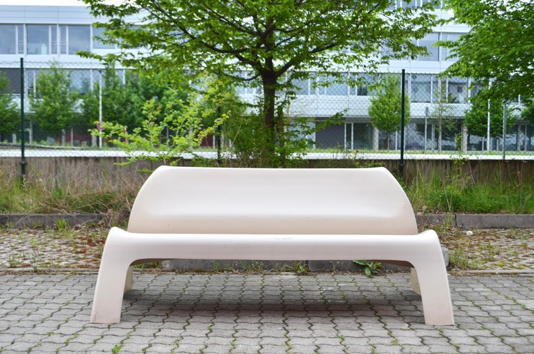 This Object is designed by Luigi Colani 1968 with the model name Garden Party.
It is a bench or Sofa for outdoor use and also at home.
As all Colanis design this has a organic & dynamic design.
Made of white fiberglass,
In Vintage condition. It