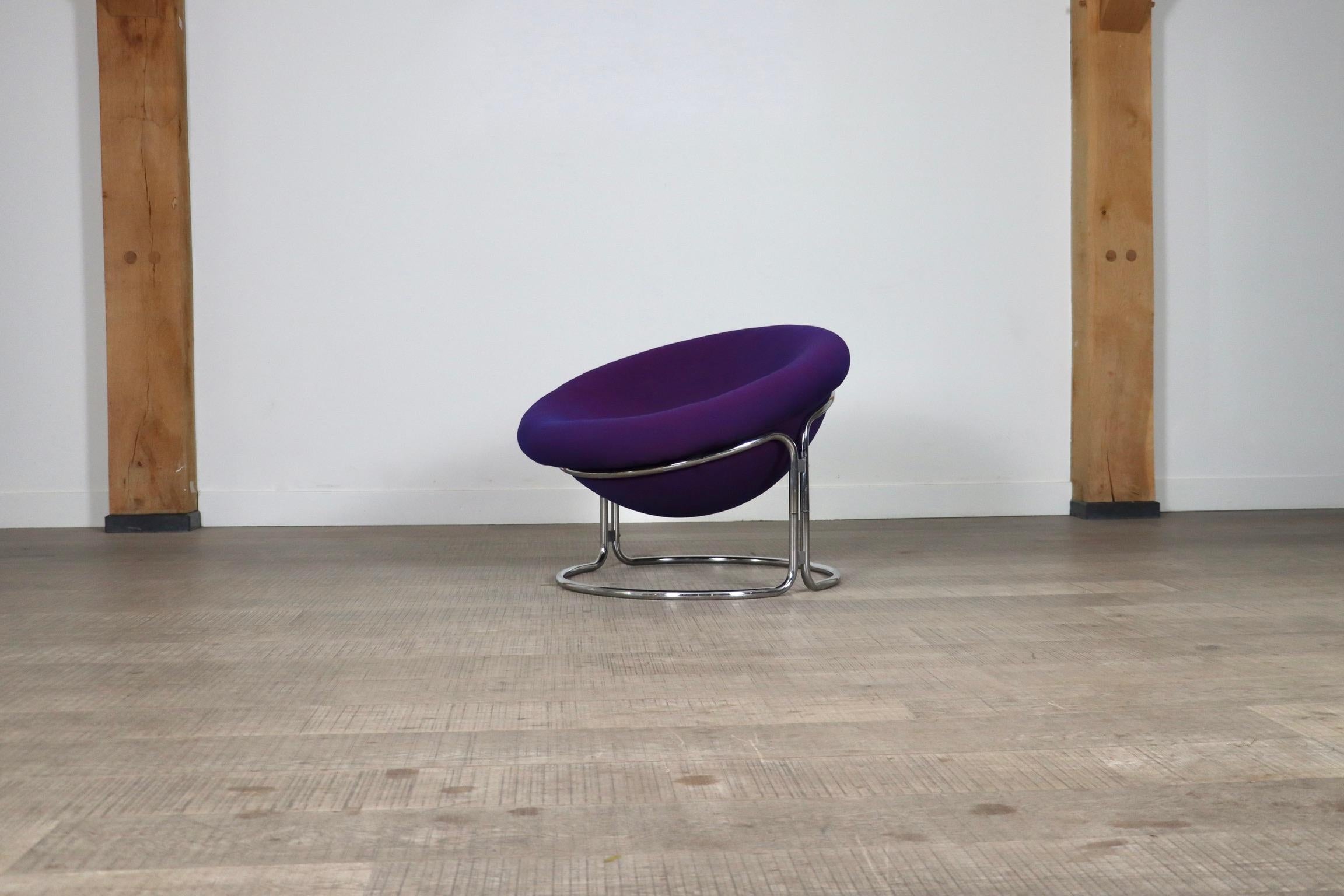 Incroyable et confortable chaise longue conçue par Luigi Colani et fabriquée par Kusch+Co, Allemagne 1968. Ce modèle est très rare, car sa production a été limitée à quelques années seulement. La structure en métal tubulaire chromé ajoute à