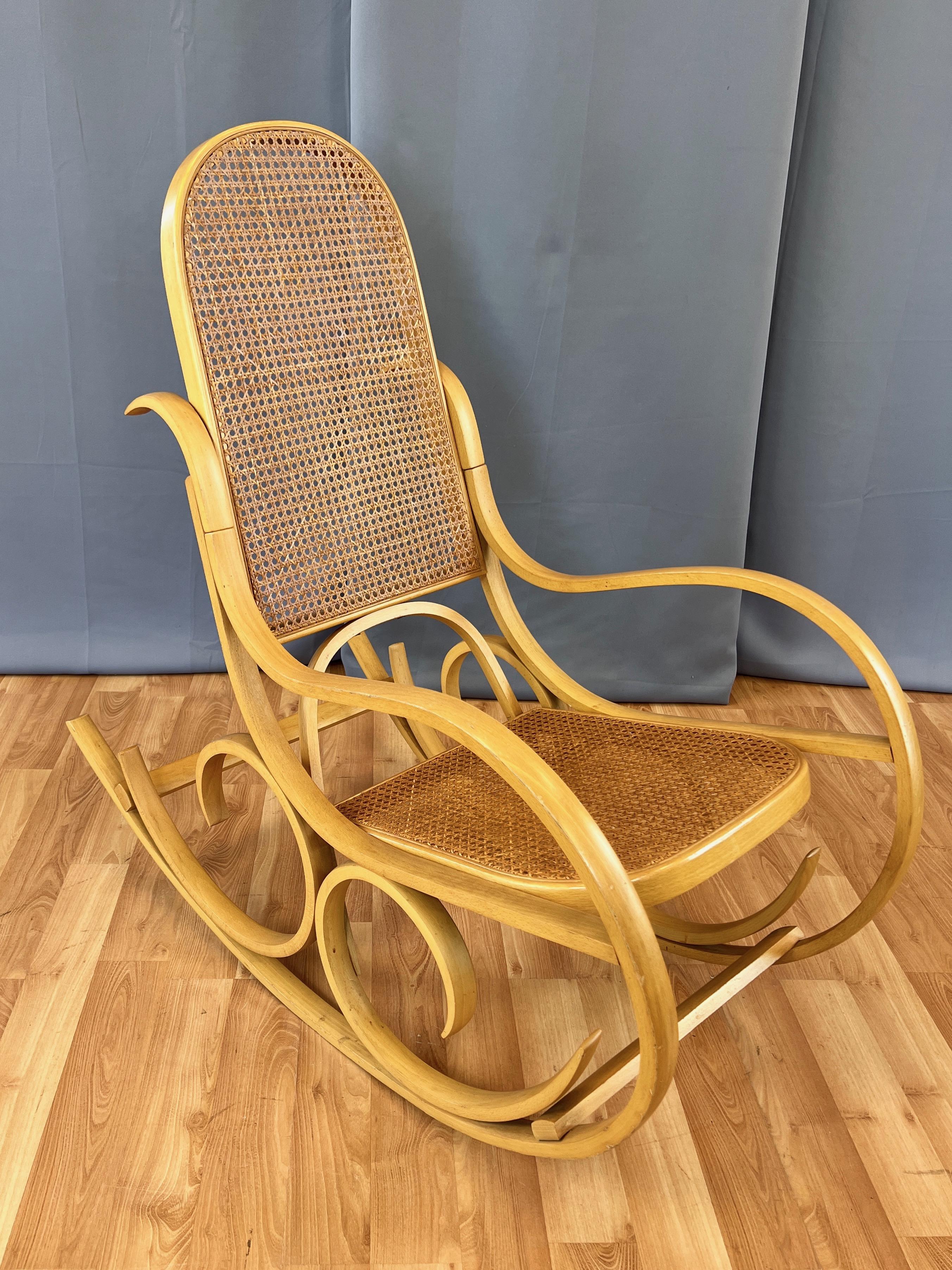 Chaise à bascule italienne Luigi Crassevig en bois cintré avec assise en rotin tressé, 1970 en vente 3