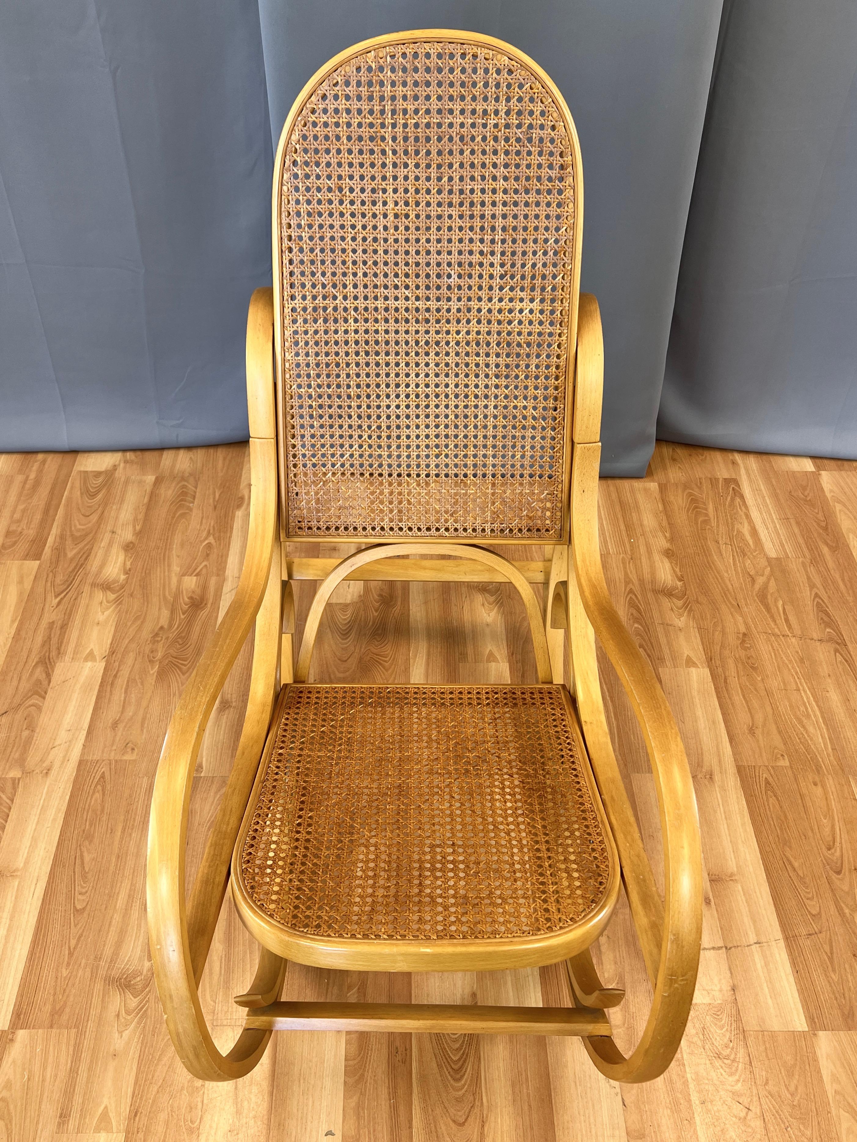 Chaise à bascule italienne Luigi Crassevig en bois cintré avec assise en rotin tressé, 1970 en vente 4