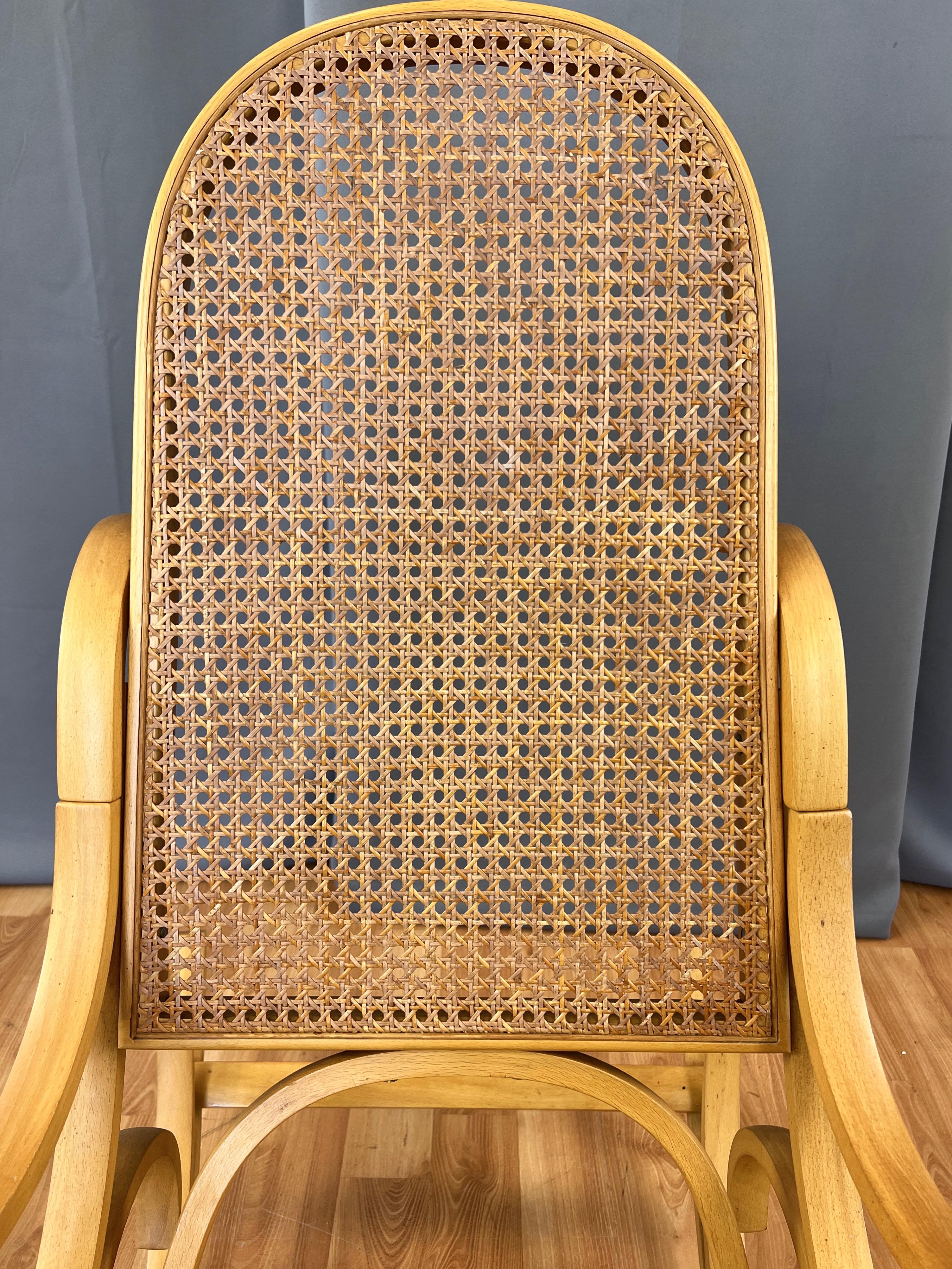 Chaise à bascule italienne Luigi Crassevig en bois cintré avec assise en rotin tressé, 1970 en vente 5