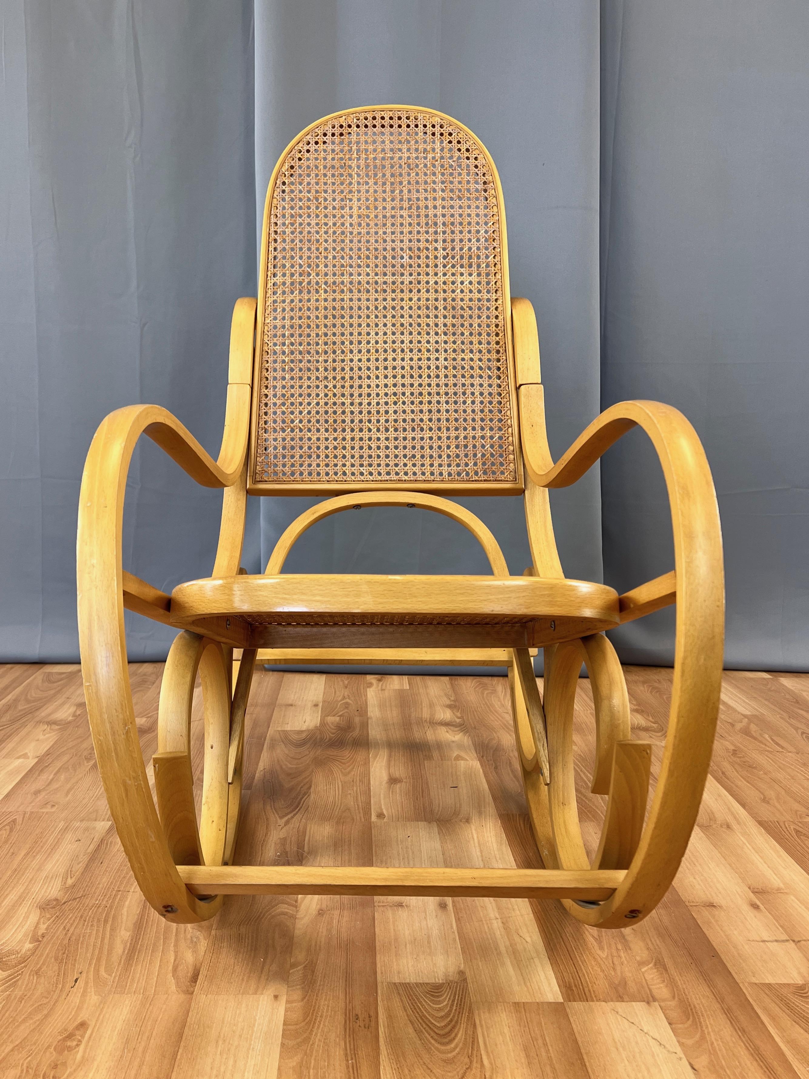 Bohème Chaise à bascule italienne Luigi Crassevig en bois cintré avec assise en rotin tressé, 1970 en vente