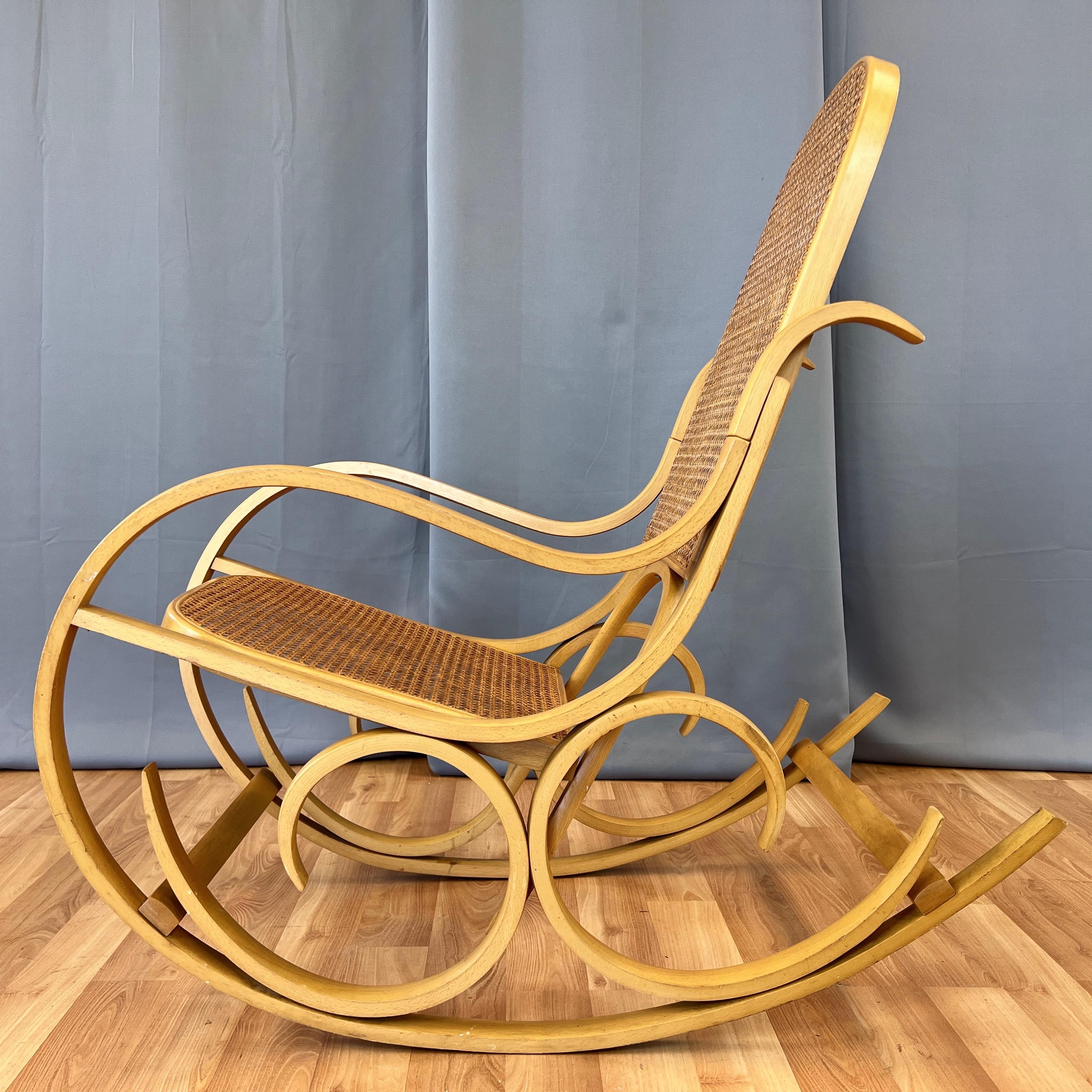 Fin du 20e siècle Chaise à bascule italienne Luigi Crassevig en bois cintré avec assise en rotin tressé, 1970 en vente