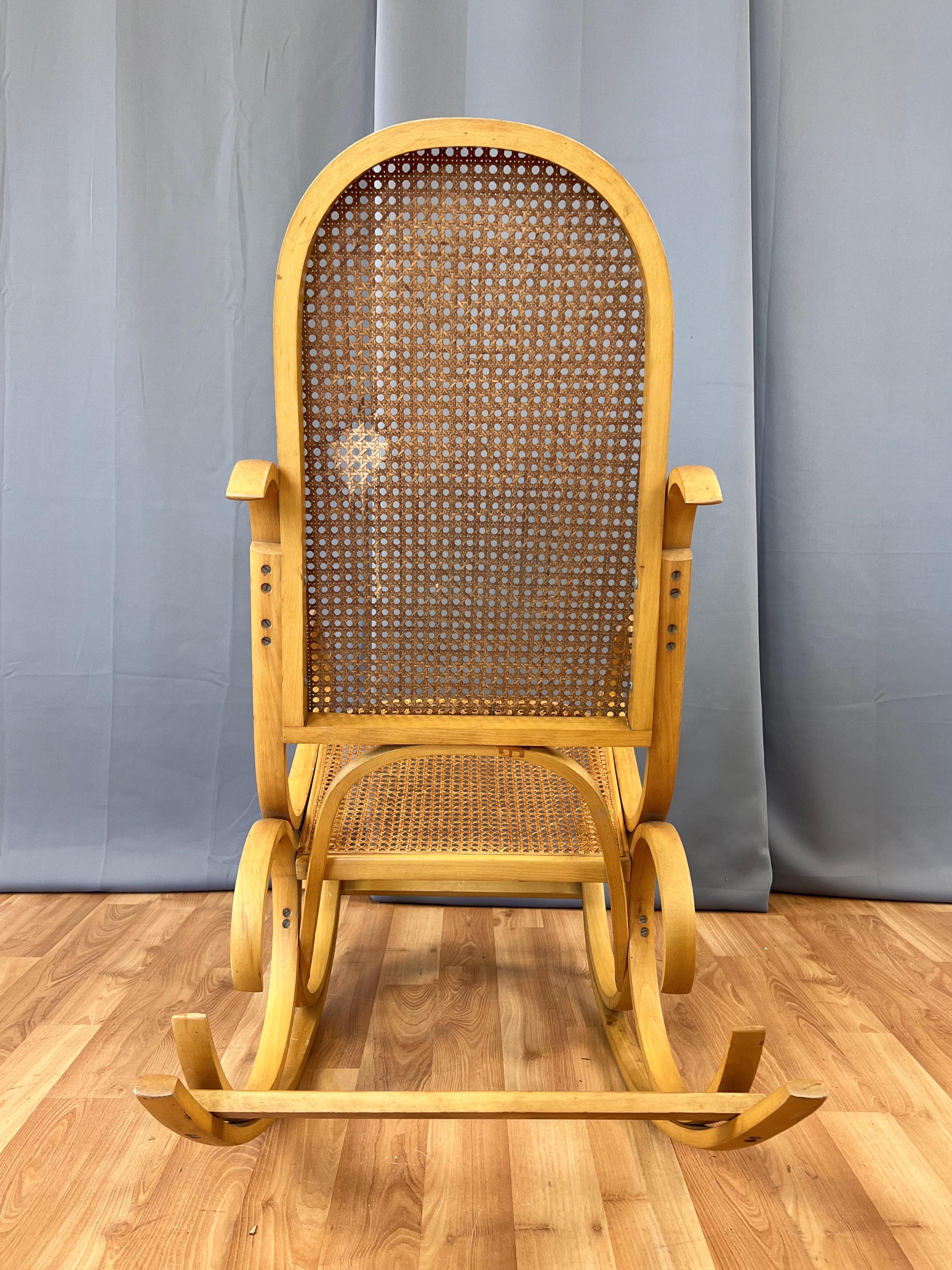 Canne Chaise à bascule italienne Luigi Crassevig en bois cintré avec assise en rotin tressé, 1970 en vente