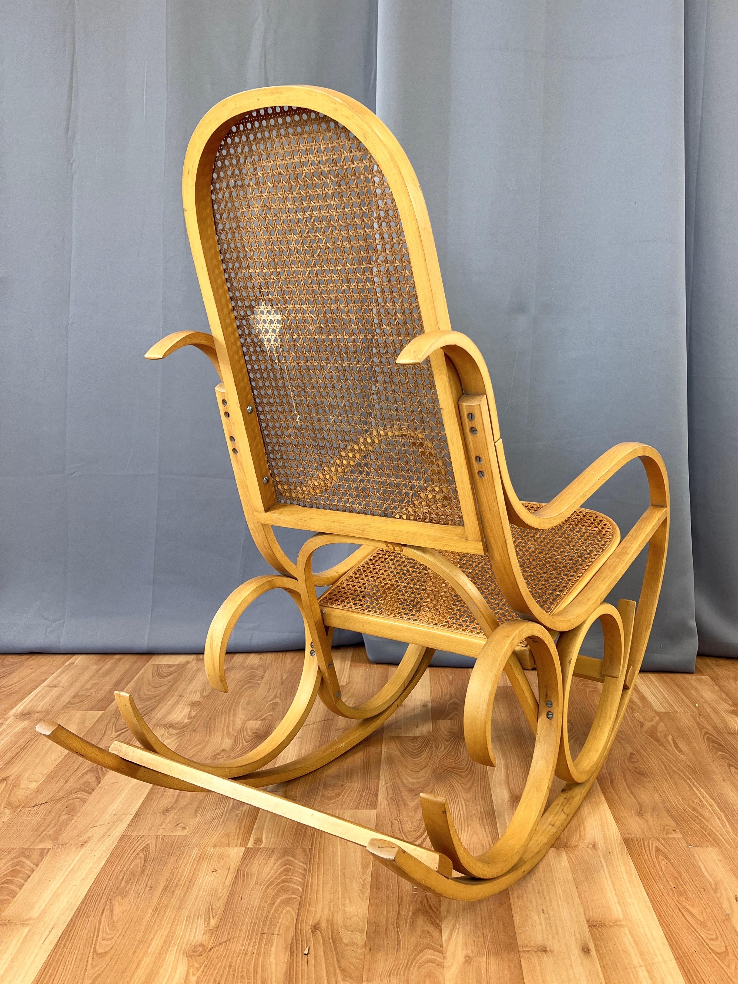 Chaise à bascule italienne Luigi Crassevig en bois cintré avec assise en rotin tressé, 1970 en vente 1