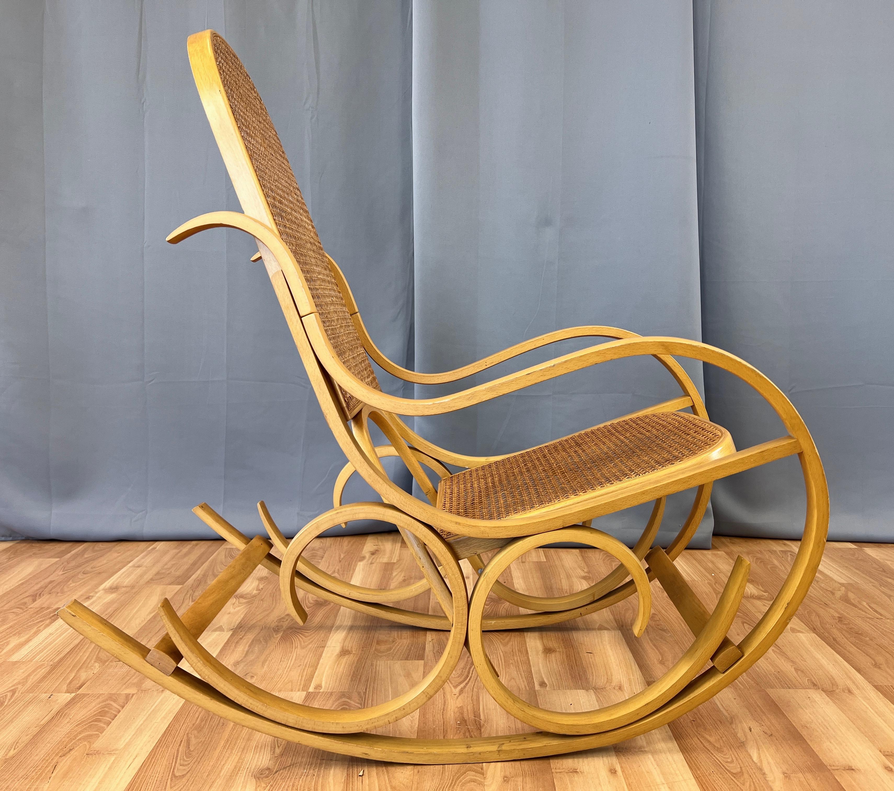 Chaise à bascule italienne Luigi Crassevig en bois cintré avec assise en rotin tressé, 1970 en vente 2