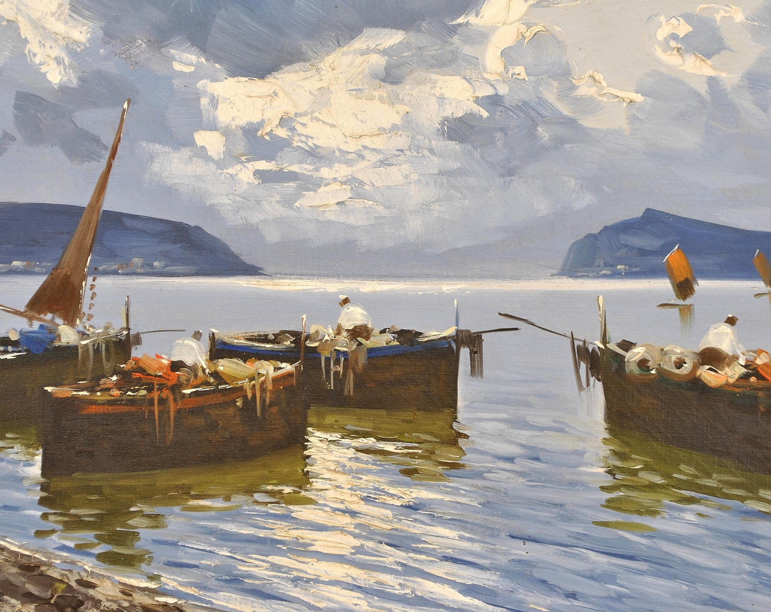Dieses schöne Ölgemälde des italienischen Impressionisten Luigi De Luca aus den 1930er Jahren zeigt Fischer in der Abenddämmerung in der Bucht von Neapel, mit Capri dahinter.

Das Werk ist unten rechts signiert und wird in einem geschwungenen