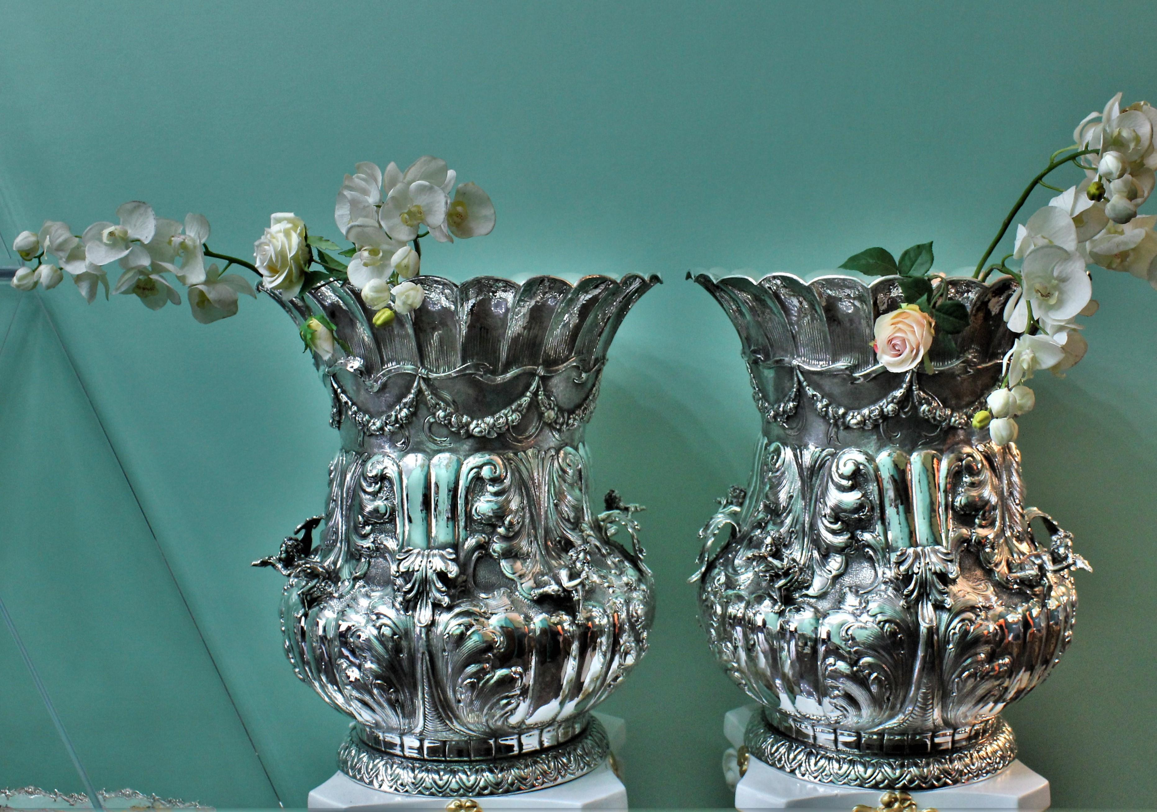 Majestic pair of engraved silver flower vases realized by the Italian silversmith Luigi Diani between 1934 and 1944. Silver 800/1000 marks, maker marks and maker signature.
Entirely handcrafted, embossed and engraved by expert hands. Four silver