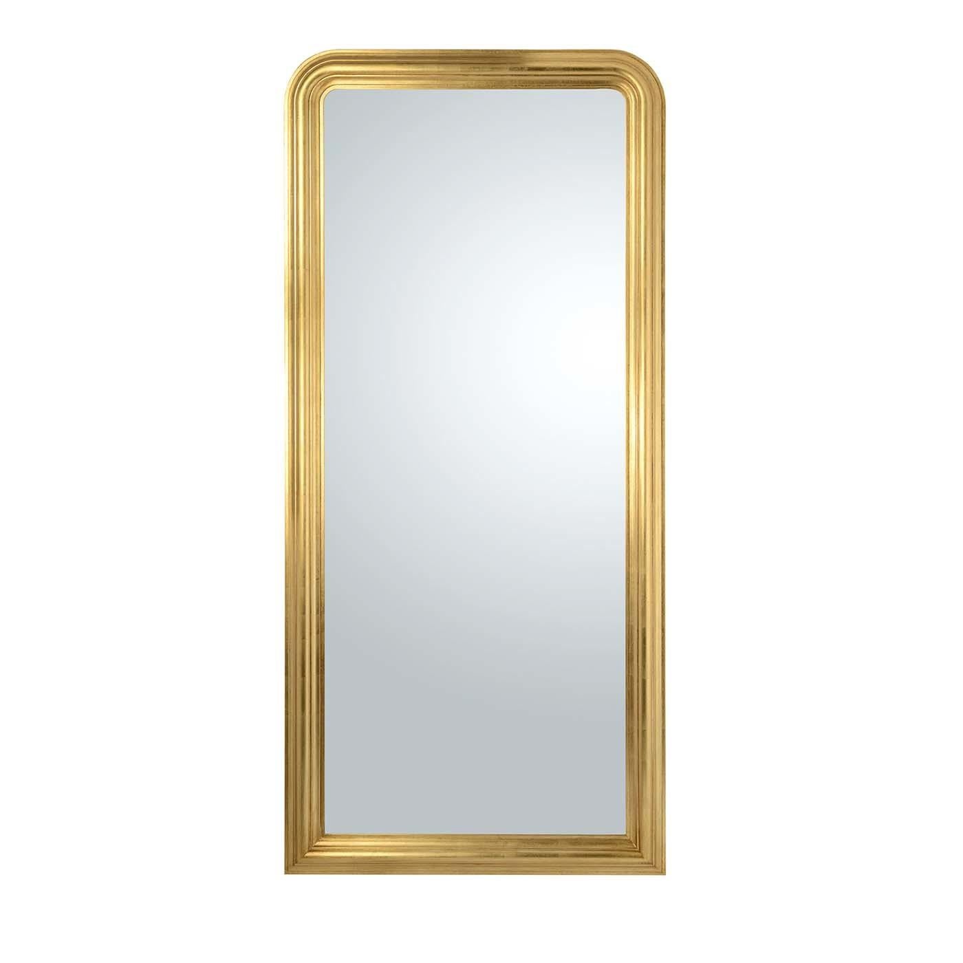 Showcasing a polished yet essential silhouette, this wall mirror will illuminate a room with the bright gold-leaf coating adorning its solid wooden frame. The wide surface is in precious Italian crystal and has a thickness of 4 mm. The frame's upper