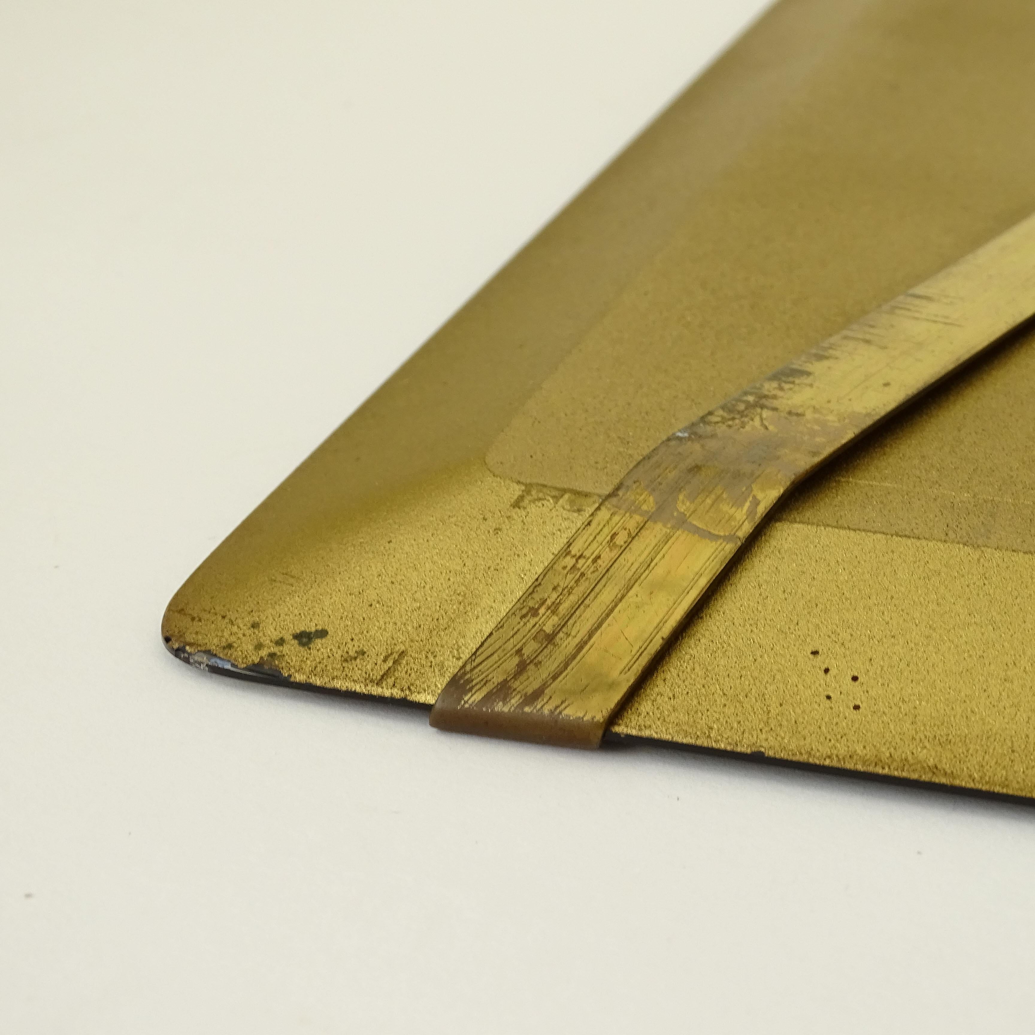 Luigi Fontana: Madonna mit Kind in goldfarbenem, lackiertem Glas als Wanddekoration.