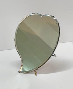 Luigi Fontana Espejo de mesa italiano de mediados de siglo en forma de corazón de madera de cerezo, años 40