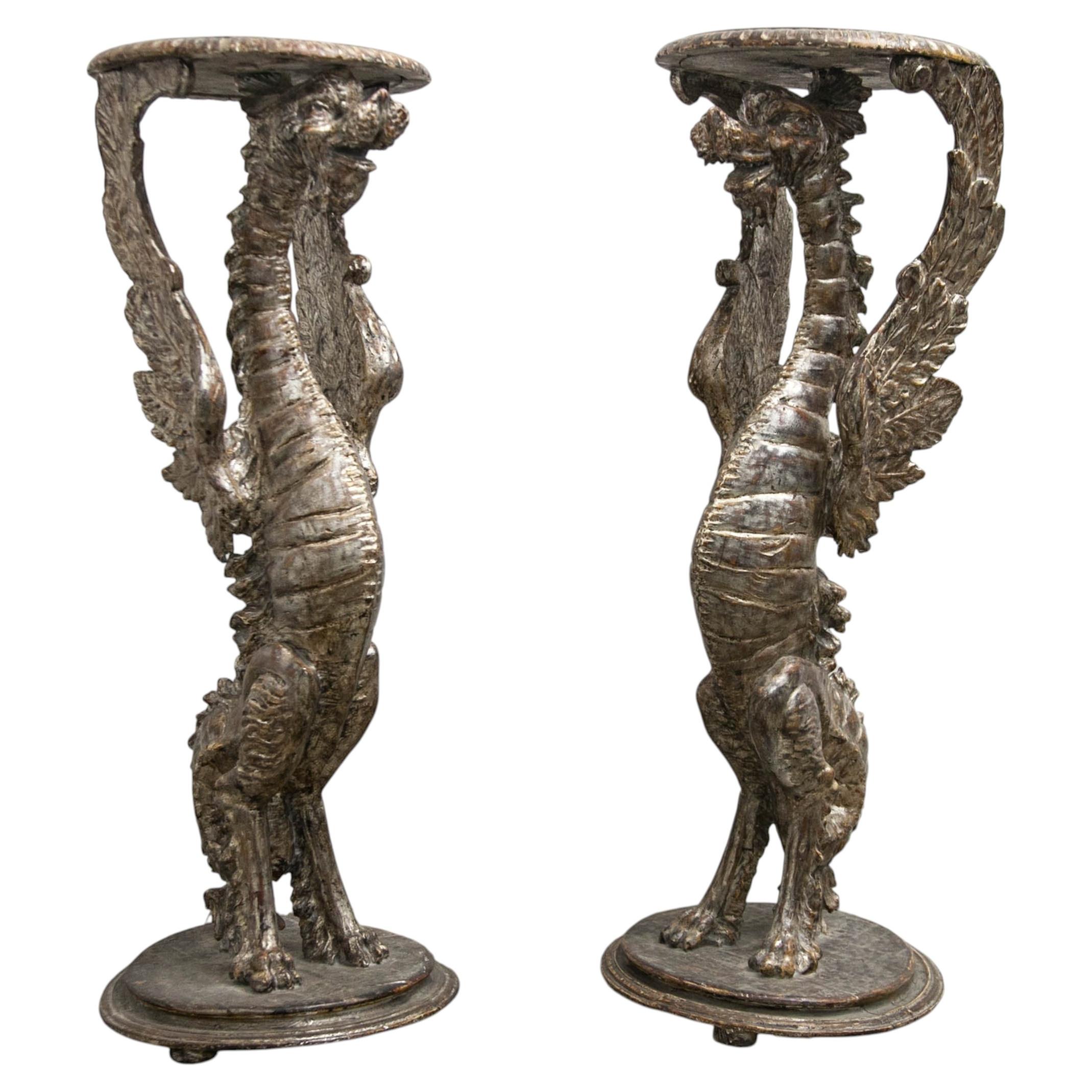 Torciere a forma di drago intagliati e dorati in foglia d'argento, in stile Luigi Frullini