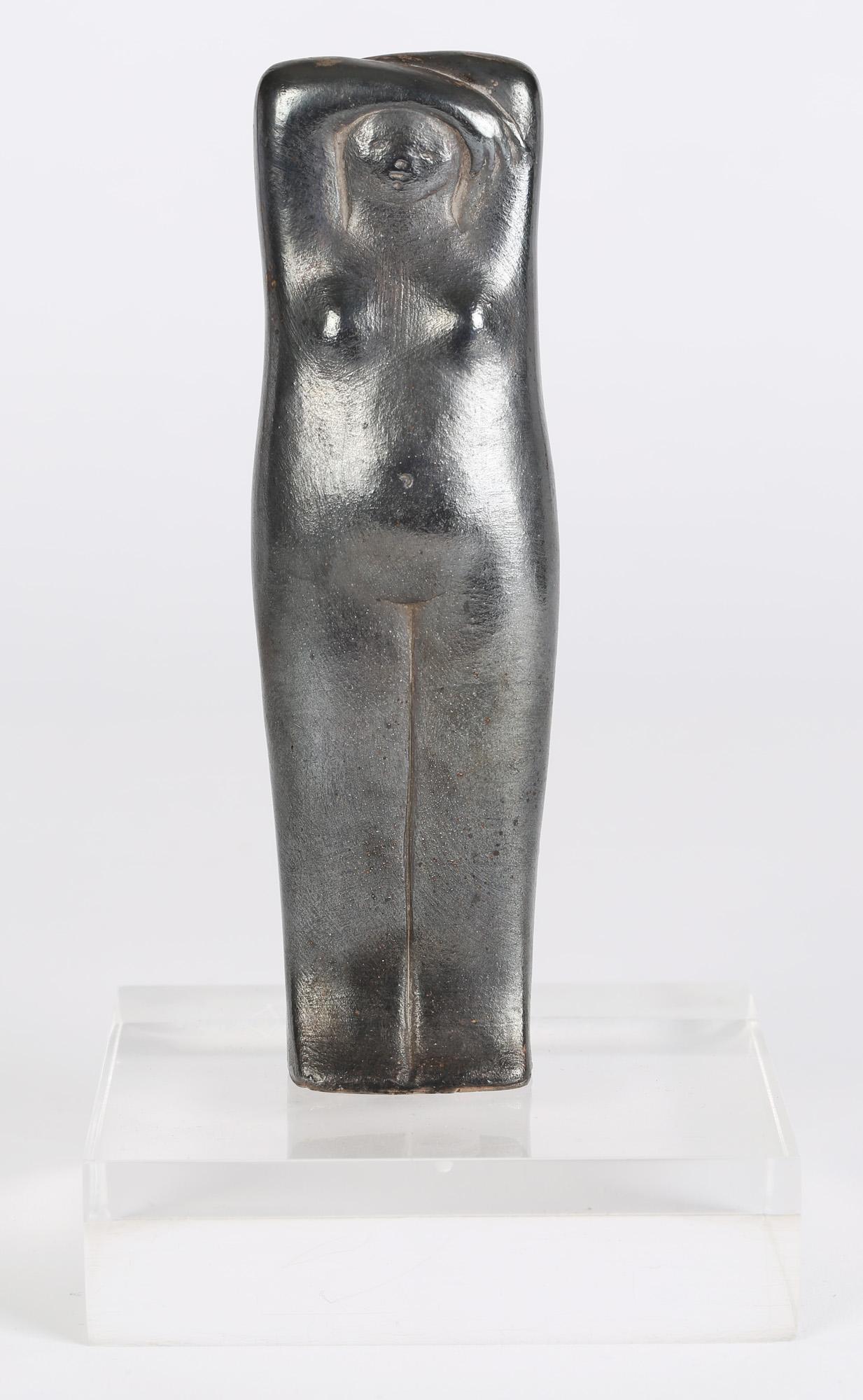 Eine reizvolle und stilvolle italienische versilberte Bronzeskulptur einer stehenden Figur, die ihre Arme über den Kopf hält, auf einem Sockel aus Lucit von Luigi Galligani (geb. 1957), vermutlich aus dem 20. Jahrhundert. Die hohl gegossene Figur,