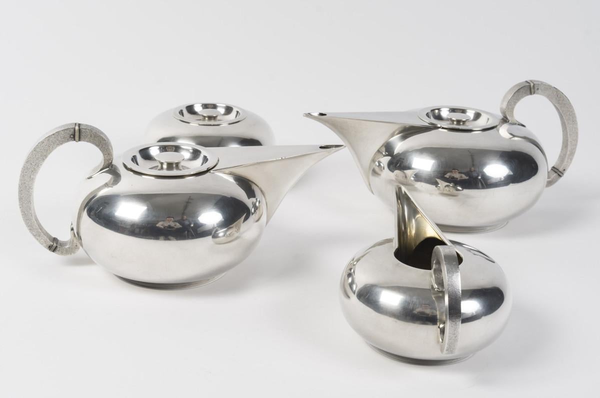 Service THE/CAFE 4 pièces en argent massif comprenant une théière, une cafetière, un pot à lait et un sucrier couvert de forme sphérique, les becs verseurs sont en forme de bec d'oiseau, les anses en demi-cercle en argent brossé sont fixées en face