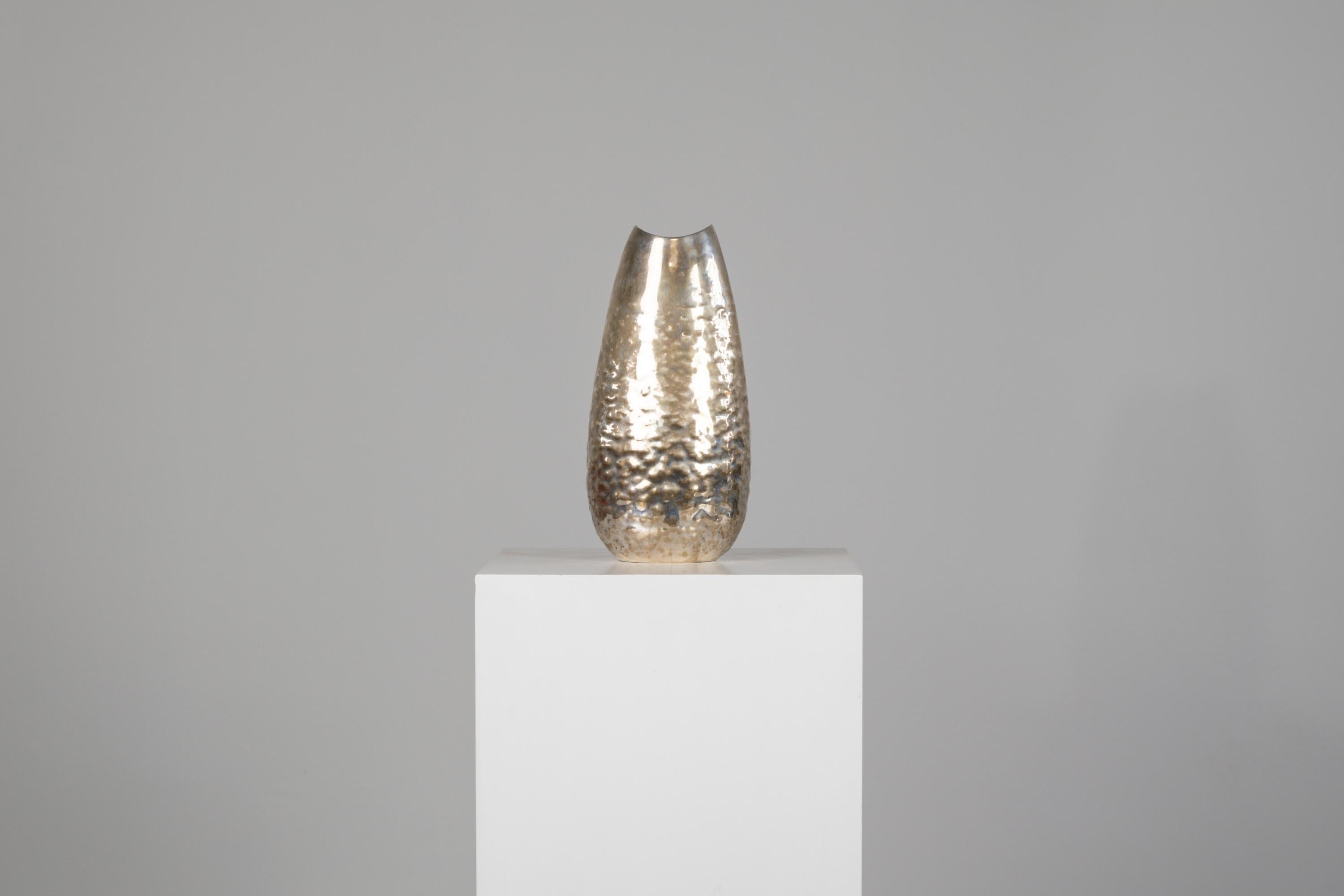 Ovoidal vase in hammered silver with a light ashlar surface.
This elegant centerpiece was designed by Luigi Genazzi and produced by Calderoni Jewels.

Marked under the base with the manufacturer's mark (Calderoni Jewellery)

Datable in the second