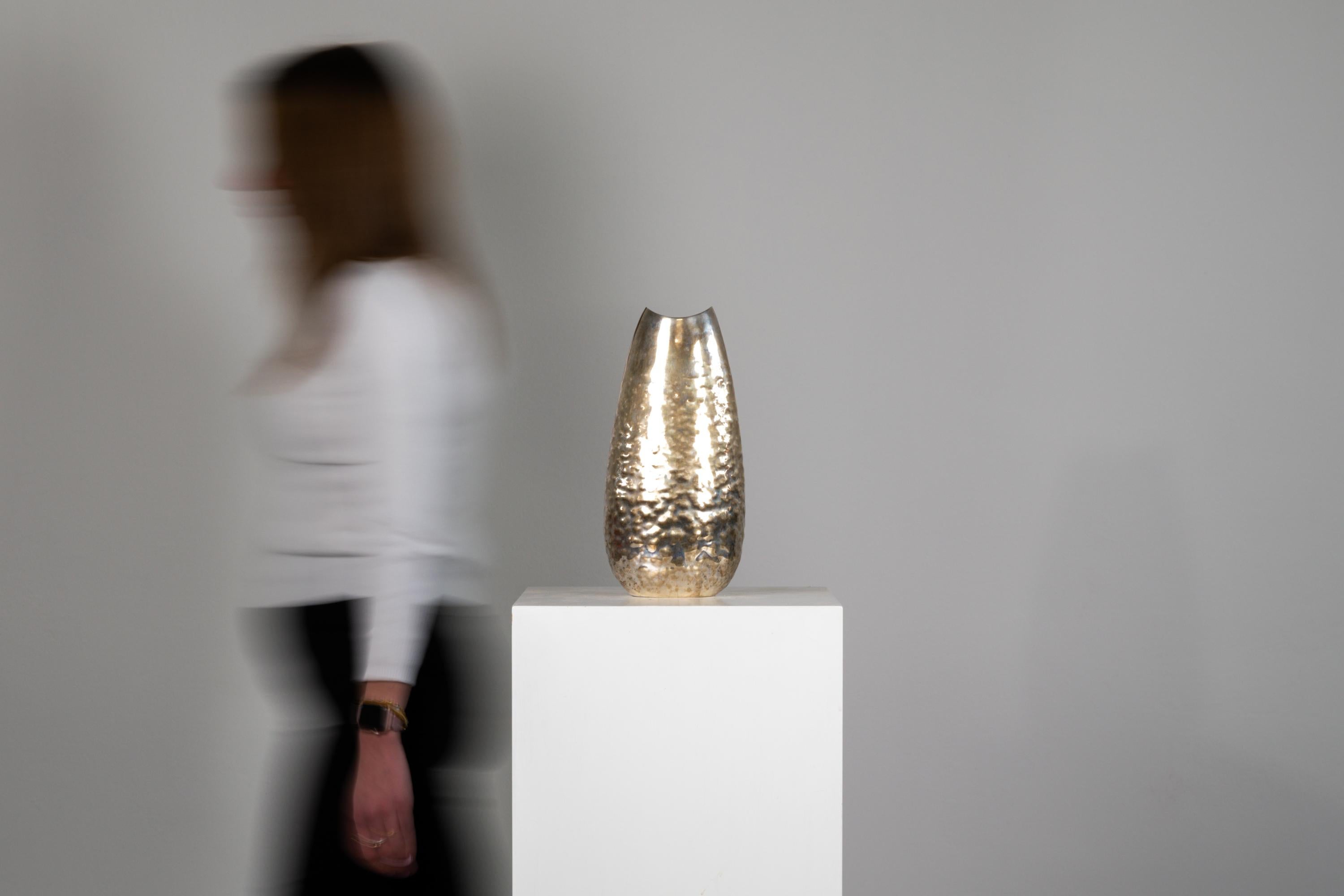 Ovale Vase aus gehämmertem Silber des 20. Jahrhunderts von Luigi Genazzi für Calderoni Jewels (Sonstiges) im Angebot