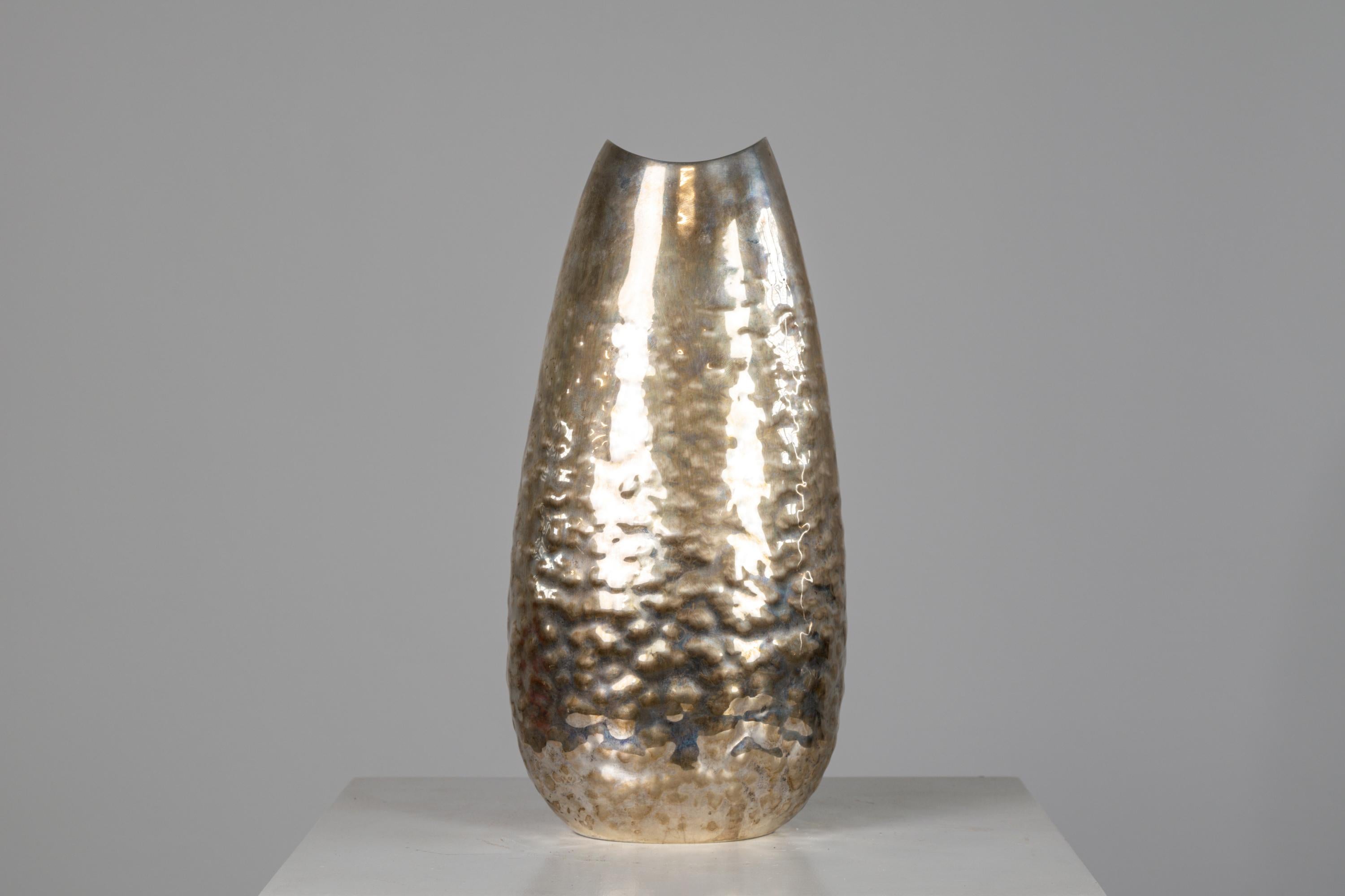 Ovale Vase aus gehämmertem Silber des 20. Jahrhunderts von Luigi Genazzi für Calderoni Jewels (Italienisch) im Angebot