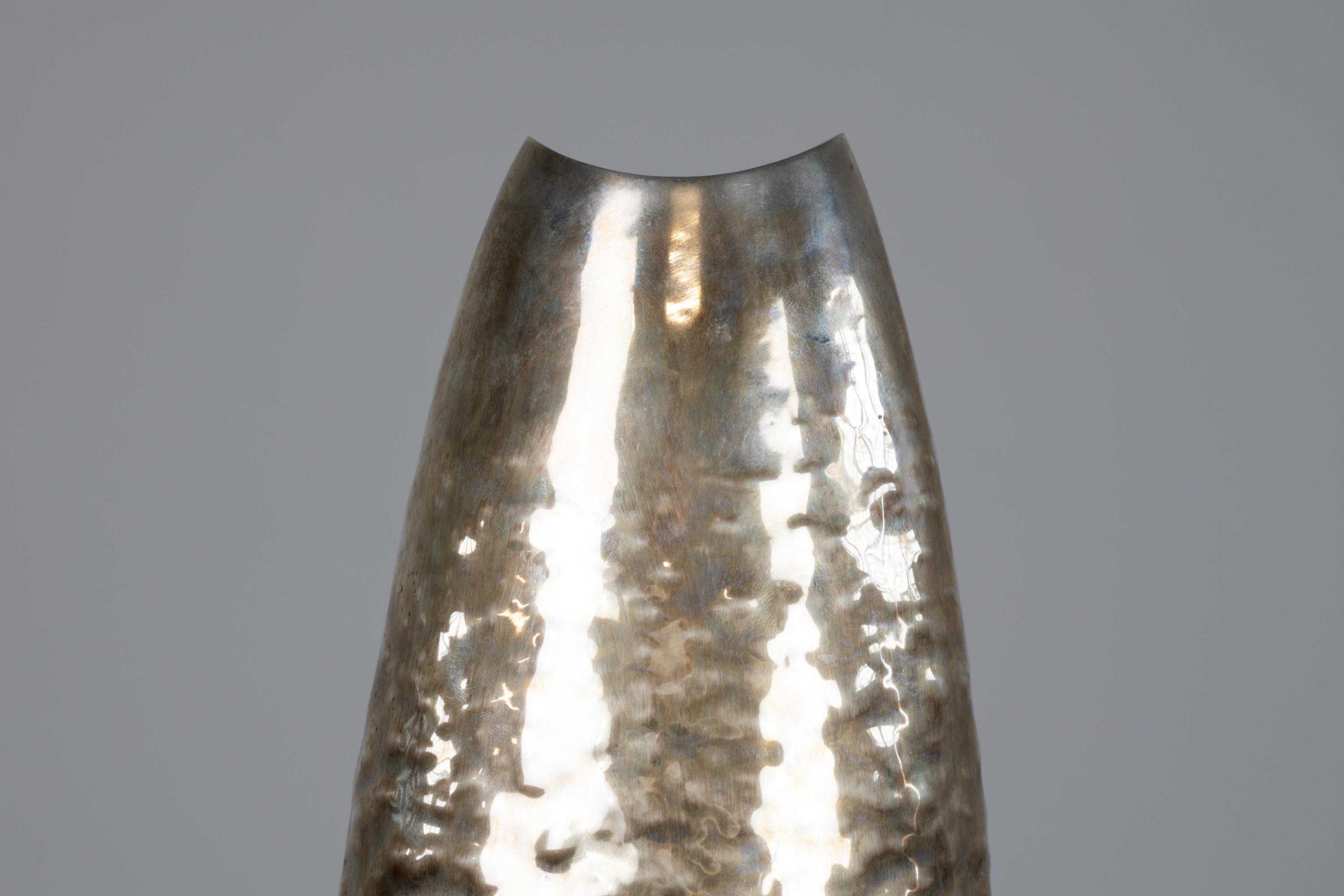 Martelé Vase ovale en argent martelé Luigi Genazzi du 20ème siècle pour Calderoni Jewels en vente