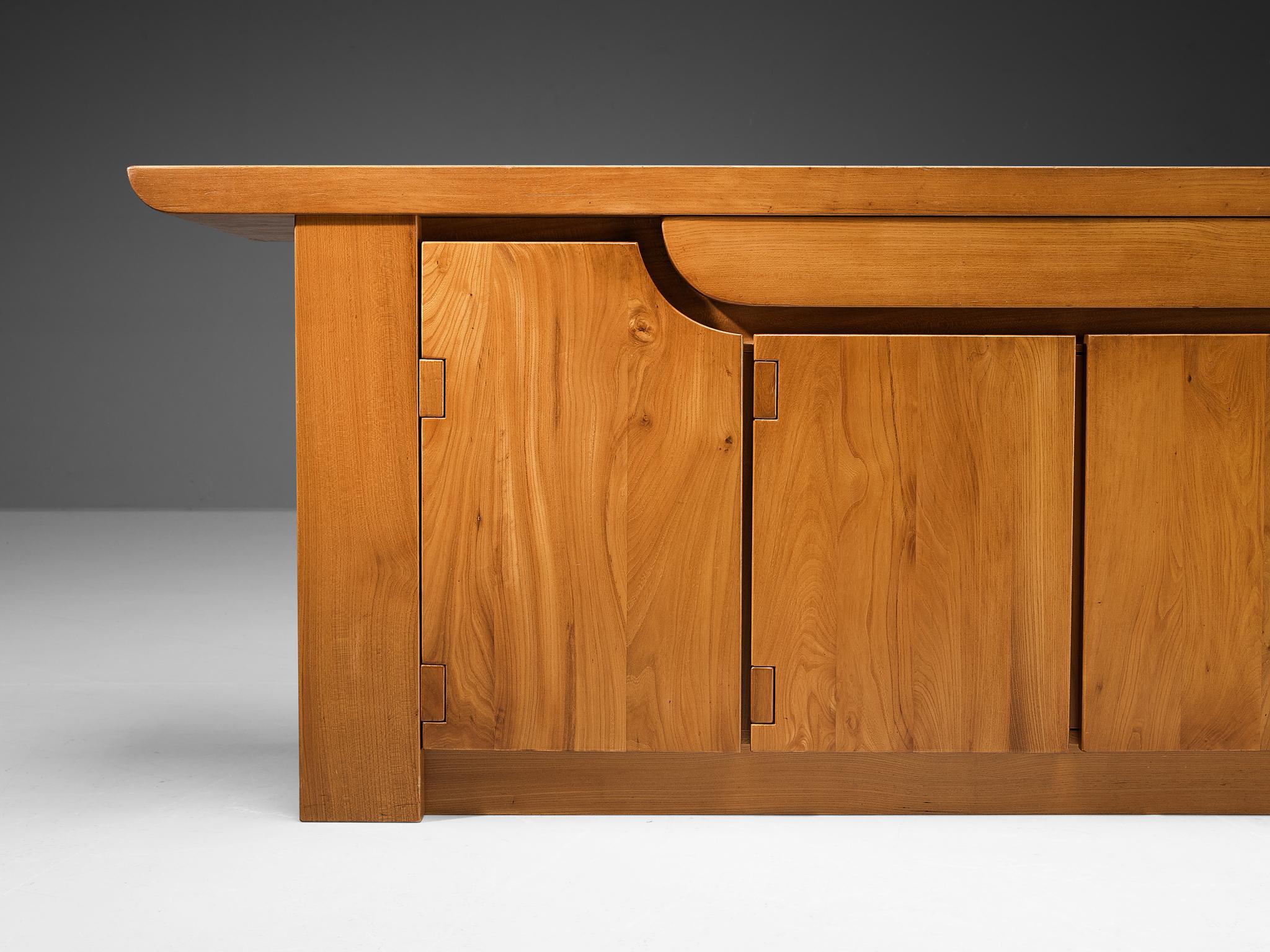 Mid-Century Modern Buffet en orme massif Luigi Gorgoni pour Roche Bobois en vente