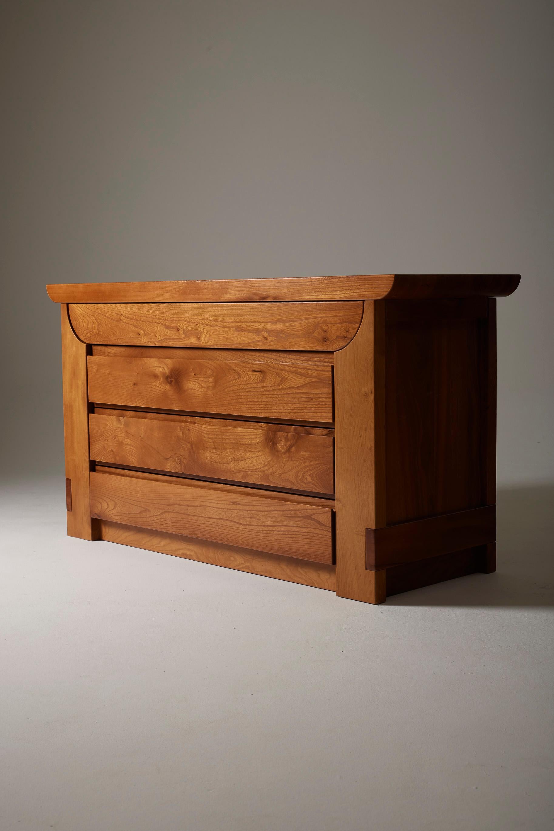 Elm sideboard by Italian designer Luigi Gorgoni (1937-) for Roche Bobois in the 1980s. This dresser features a drawer and 4 compartments with swing doors on the front. A very fine piece with a beautiful patina.
LP2870