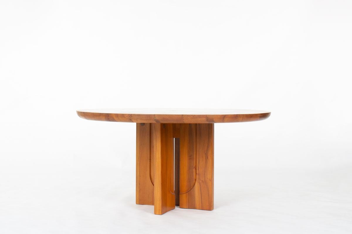 Designed in the 1980s by Italian designer Luigi Gorgoni and produced in France by Roche Bobois, this round dining table is a beautiful example of refined contemporary craftsmanship.

Made from solid elm wood, it features a perfectly balanced