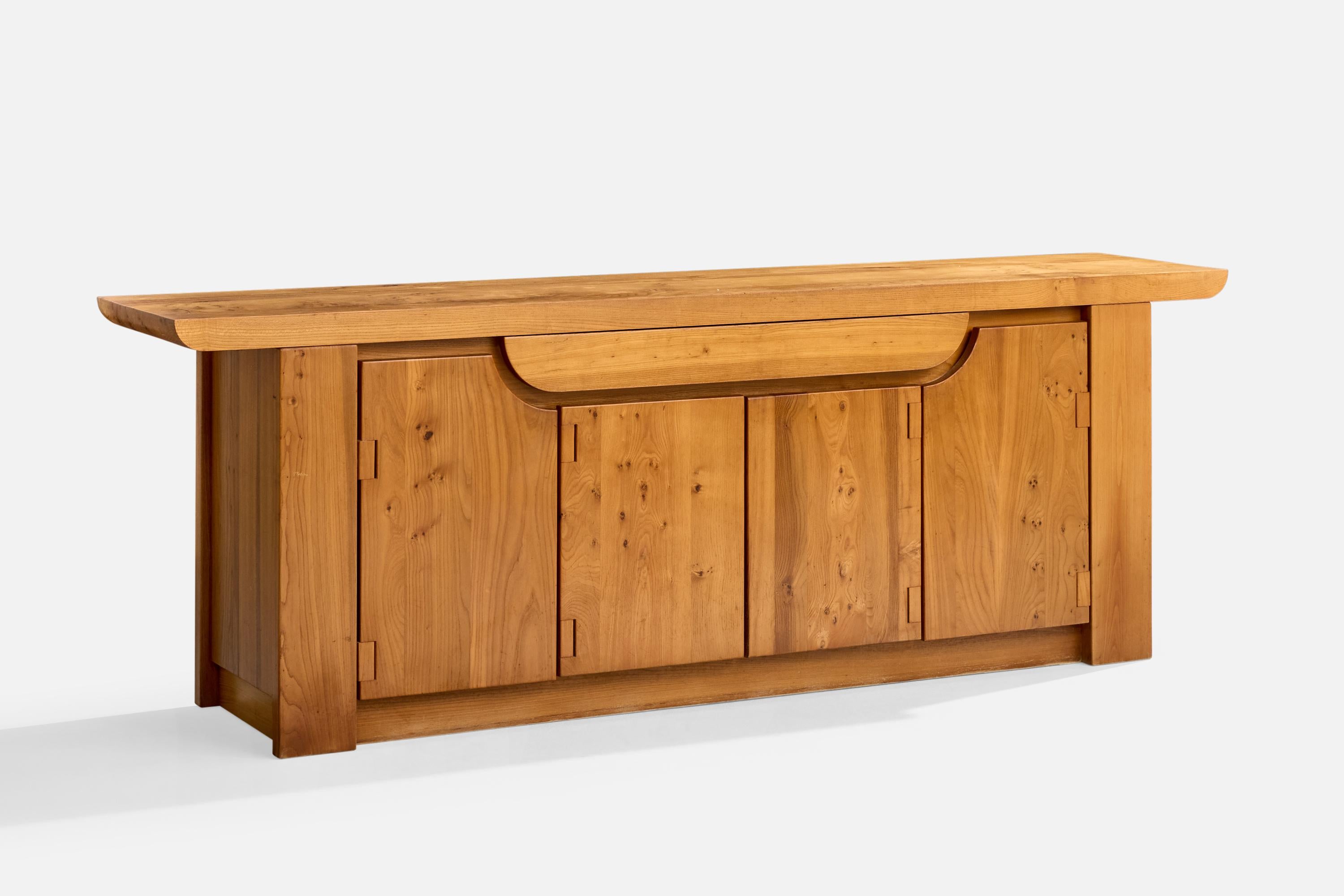 Anrichte aus Ulme, entworfen von Luigi Gorgoni und hergestellt von Roche Bobois, Italien, ca. 1980er Jahre.

Gesamtabmessungen (Zoll): 31,625 