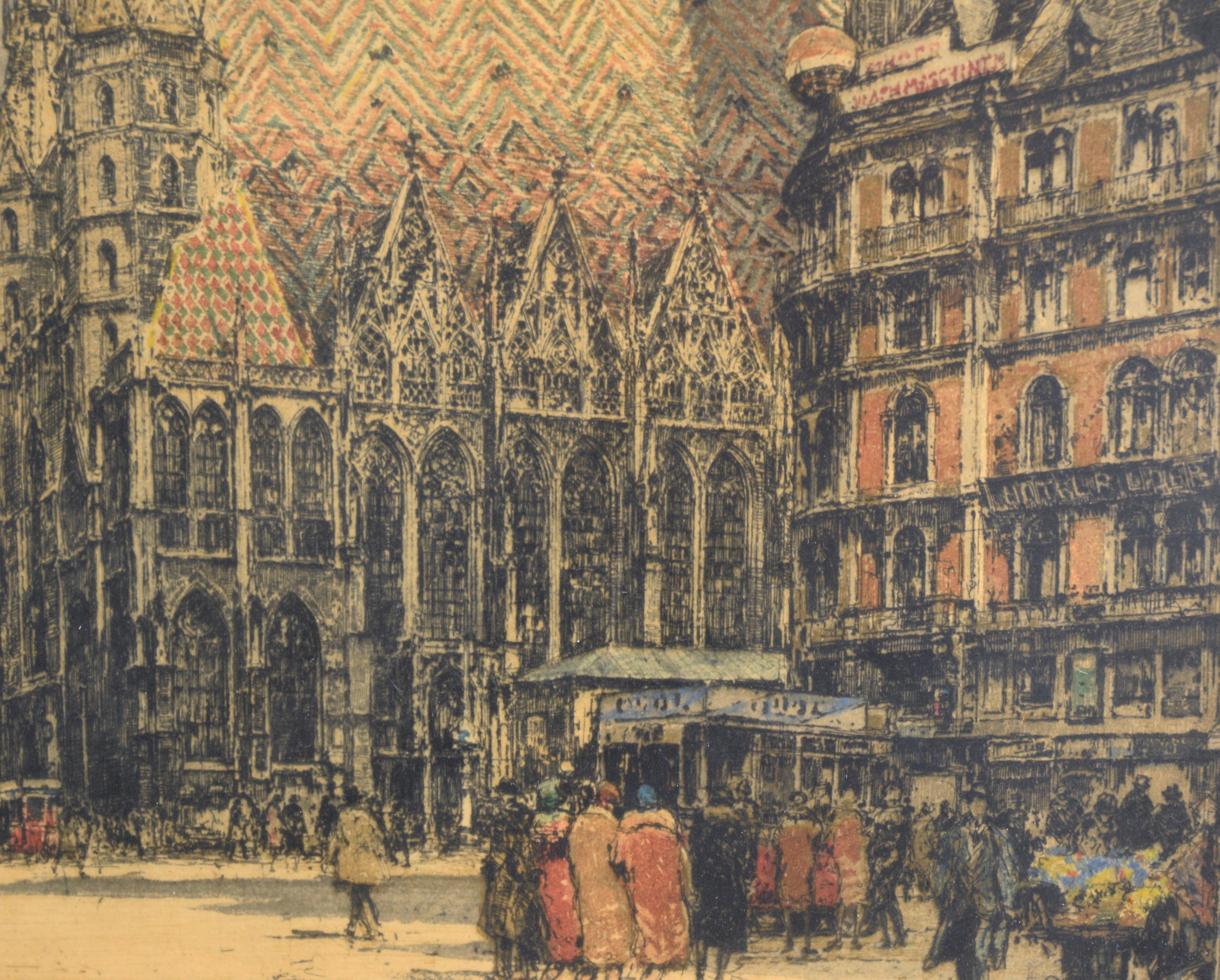 Gravure à l'eau-forte colorée à la main détaillée et dramatique de Luigi Kasimir (Autrichien, 1881-1962). La cathédrale Saint-Étienne domine les rues de Vienne, tandis que les gens vaquent à leurs occupations en contrebas. Les bâtiments sont rendus