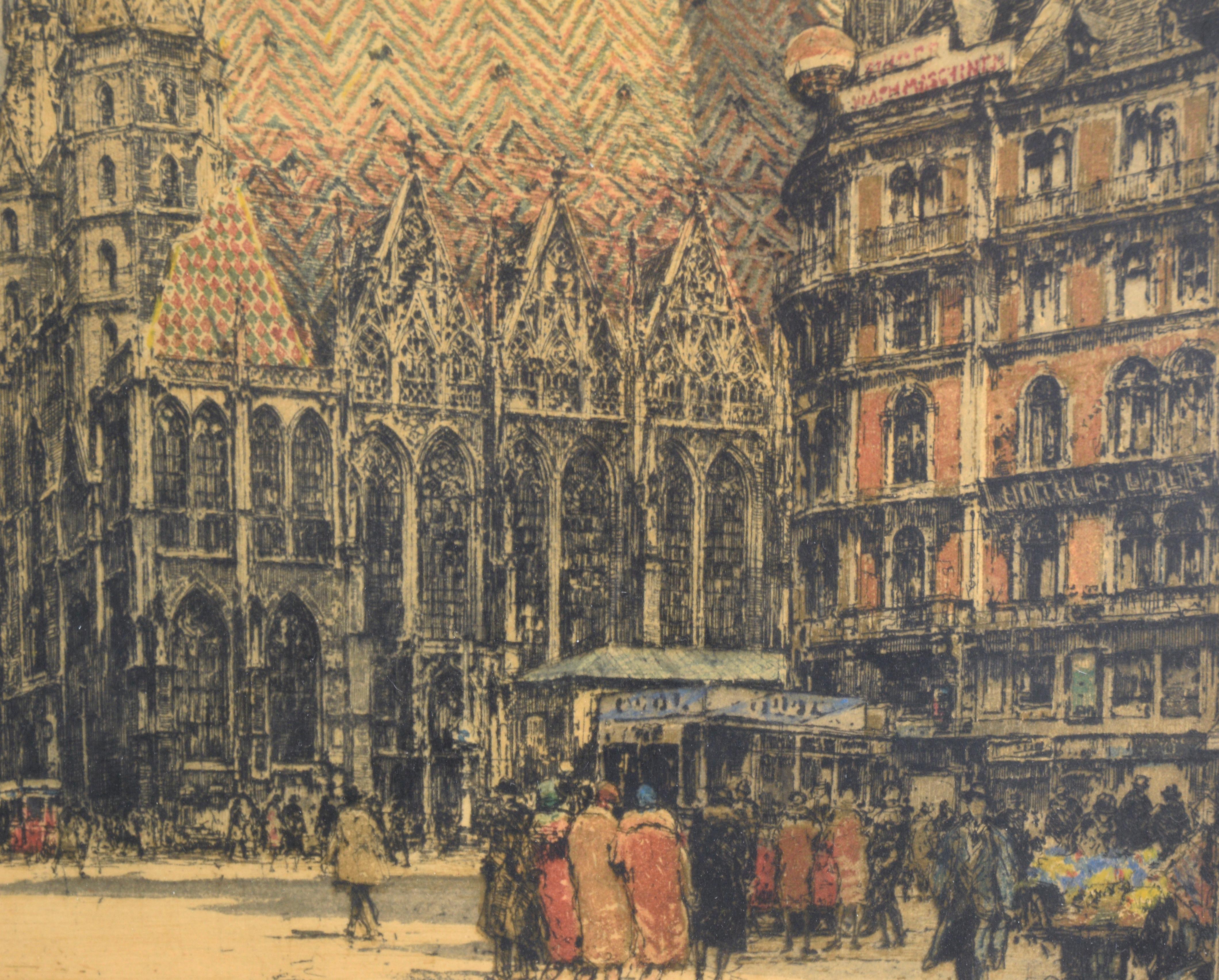 Detallado y dramático aguafuerte coloreado a mano de Luigi Kasimir (austriaco, 1881-1962). La catedral de San Esteban se eleva sobre las calles de Viena, con la gente ocupada en sus quehaceres cotidianos. Los edificios están representados con gran