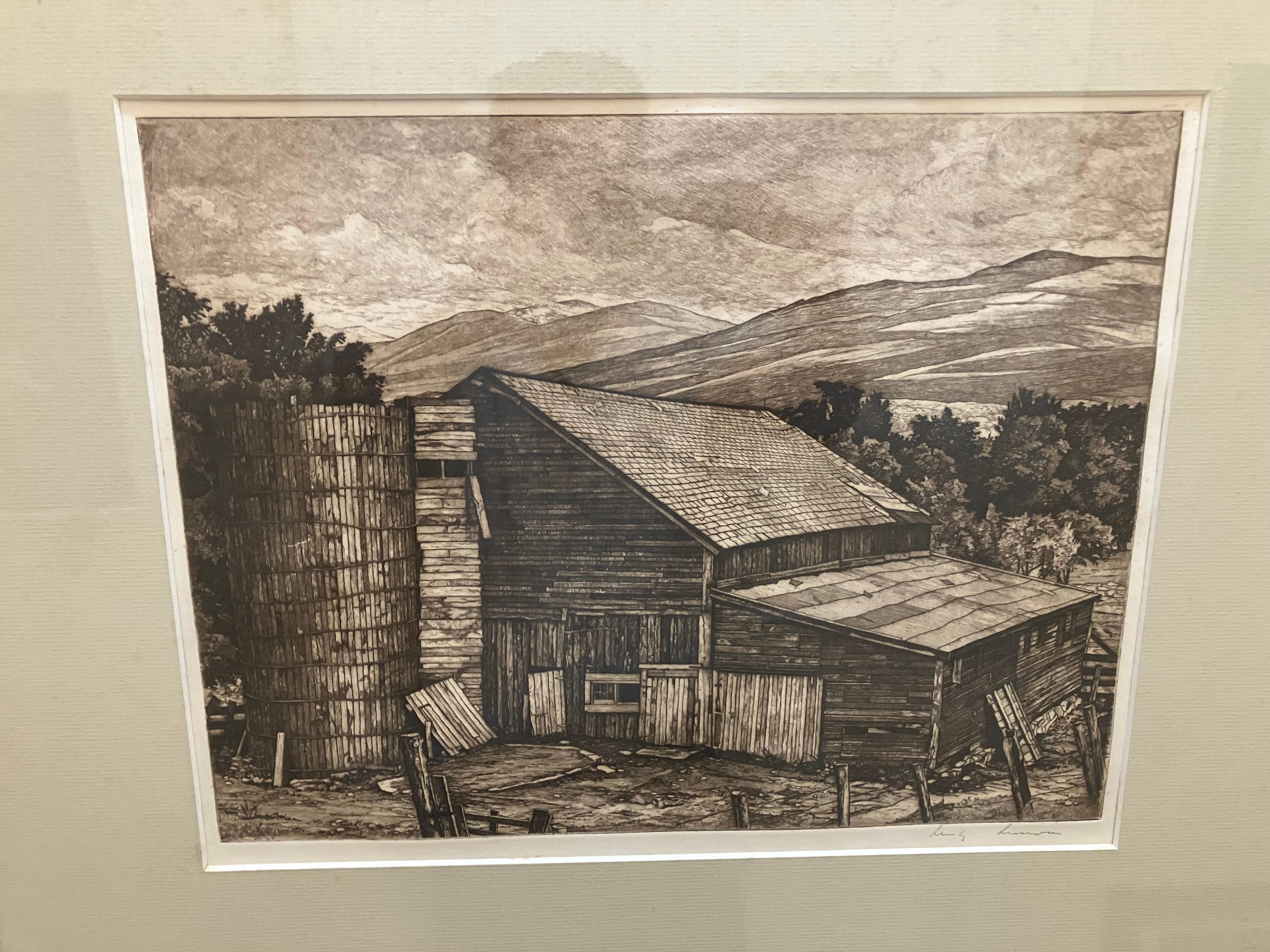 Luigi Lucioni : 1900-1988. Peintre et graveur américain très bien répertorié. Il a obtenu des résultats d'enchères allant jusqu'à 4600 dollars pour une gravure. Cet ajout est vraisemblablement une grange dans le Vermont... Il mesure 13 1/8 pouces de