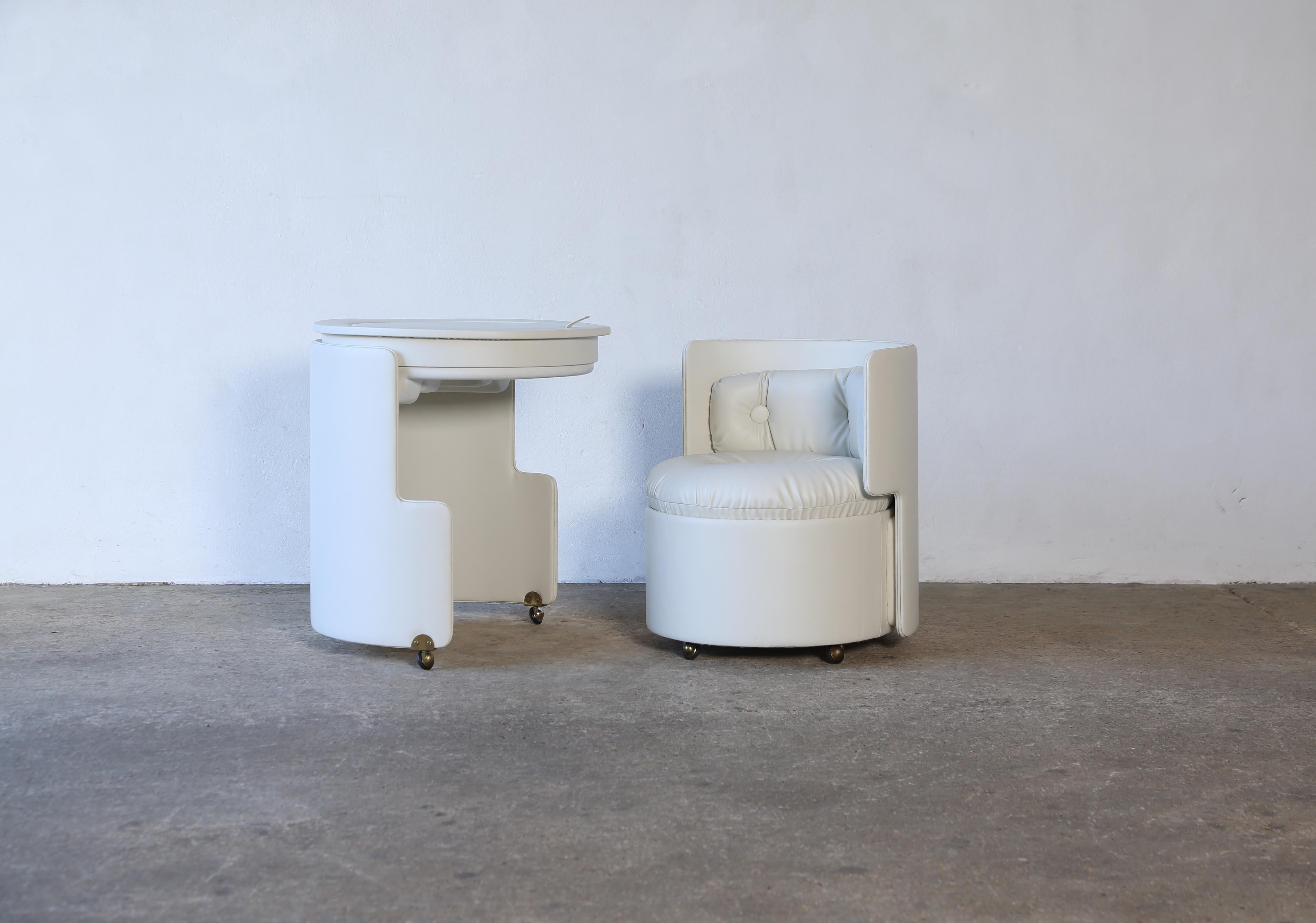 Metà XX secolo Luigi Massoni Dilly Dally Vanity Table and Chair, Poltrona Frau, Italia, anni '60 in vendita