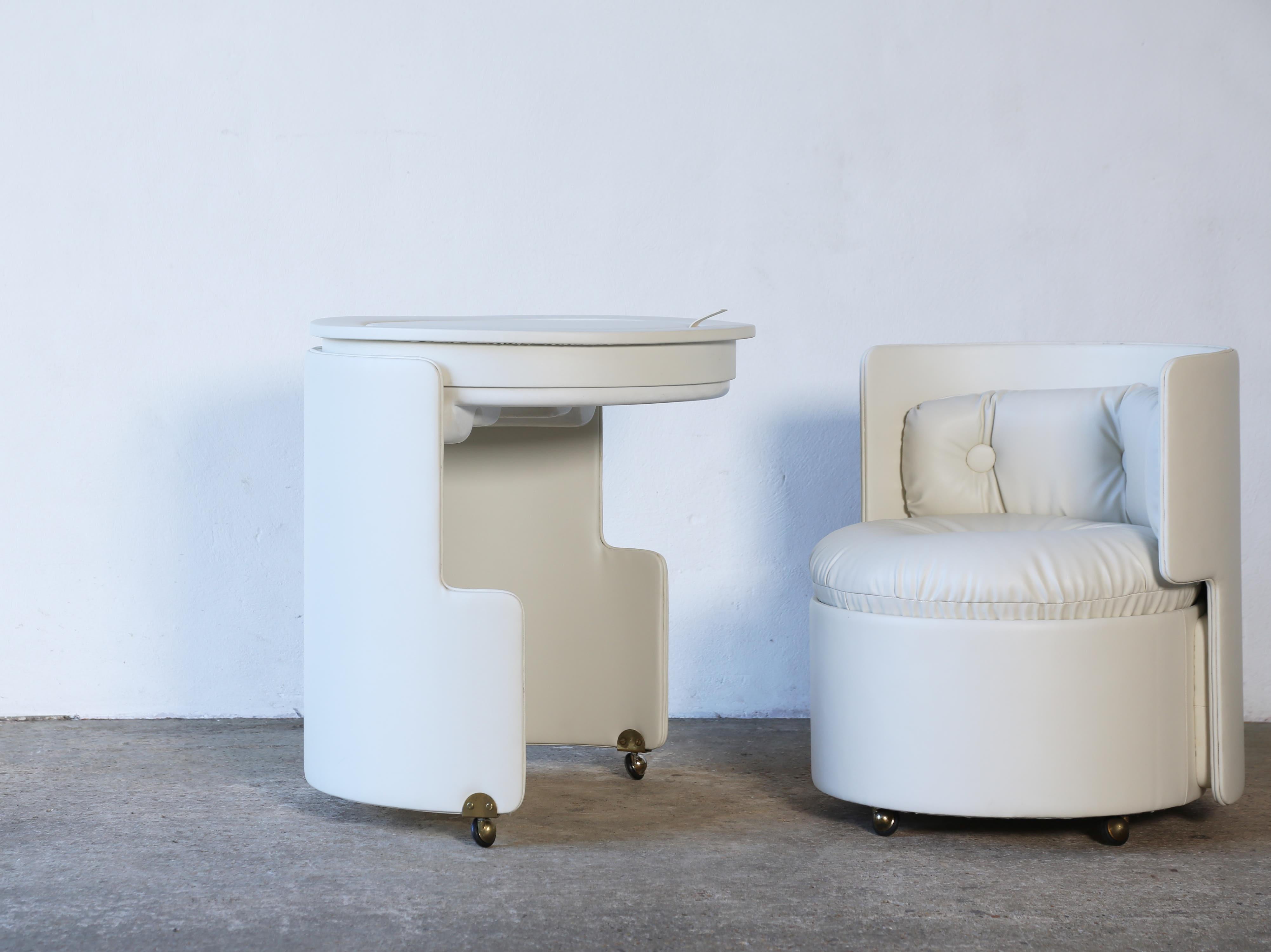 Materiale sintetico Luigi Massoni Dilly Dally Vanity Table and Chair, Poltrona Frau, Italia, anni '60 in vendita