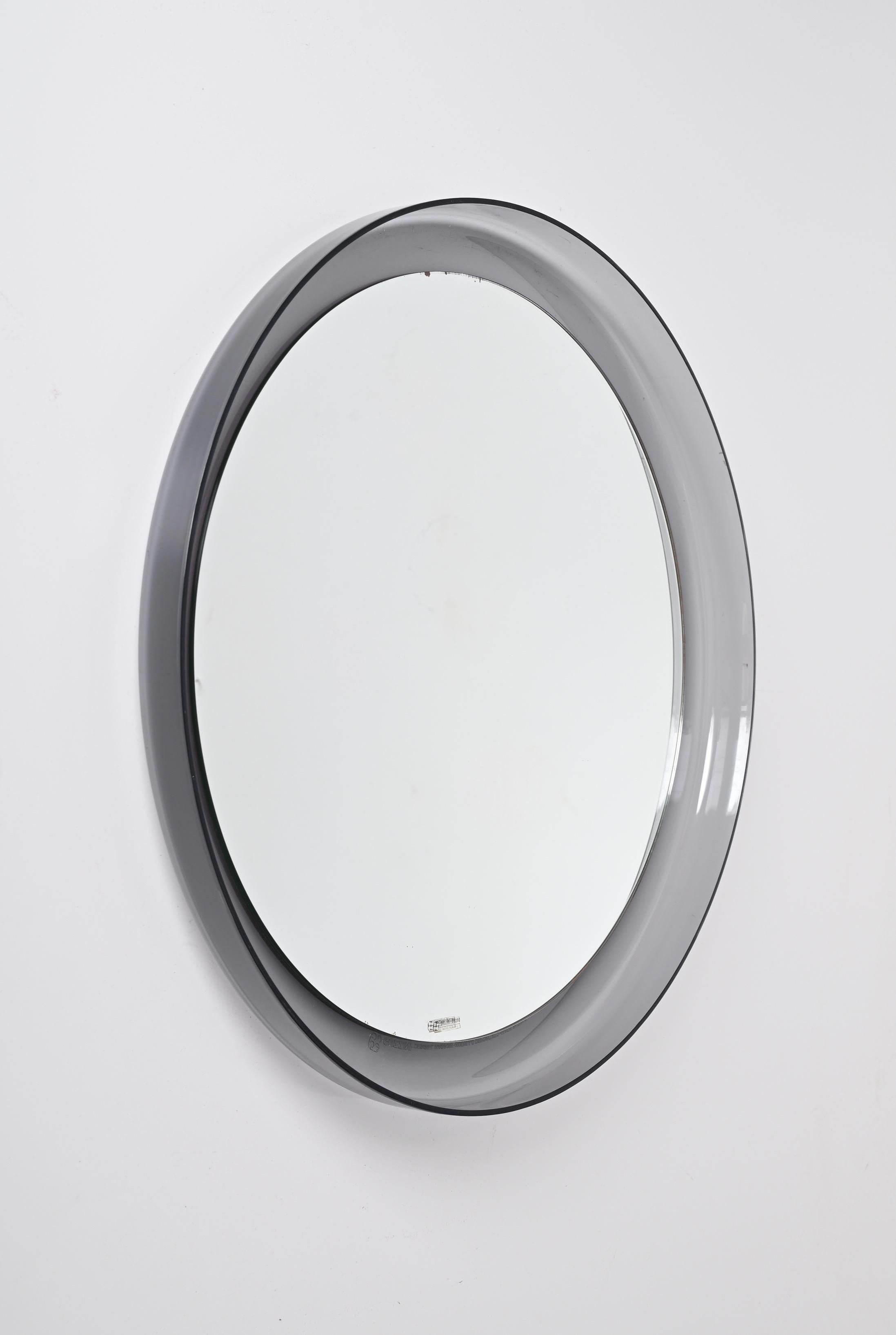 Luigi Massoni for Guzzini Clear Lucite Round Wall Mirror, Italy, 1960s For Sale 3