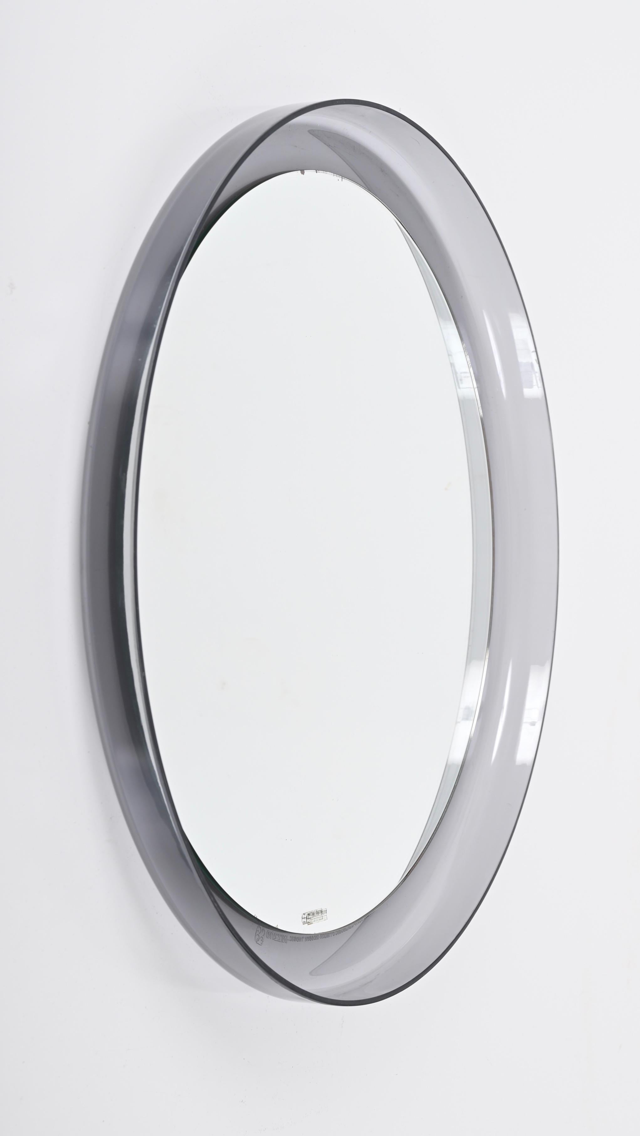 Mid-Century Modern Luigi Massoni for Guzzini Clear Lucite Round Wall Mirror, Italy, 1960s For Sale