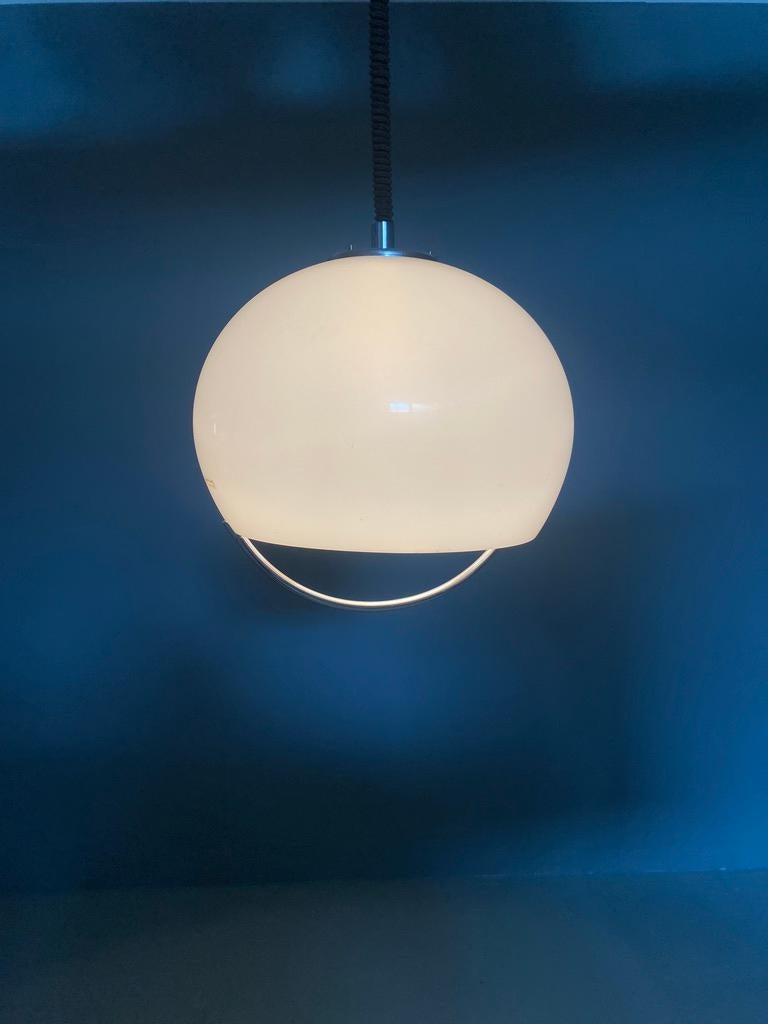 Lampada a sospensione modello 'Jolly' di Luigi Massoni & Massoni per Harvey Guzzini. Il paralume bianco ha una lucentezza perlescente. Altezza regolabile da 78 a 123 cm (famoso sistema Italien Rolly). In questo modo potrai acconciarlo nel modo che