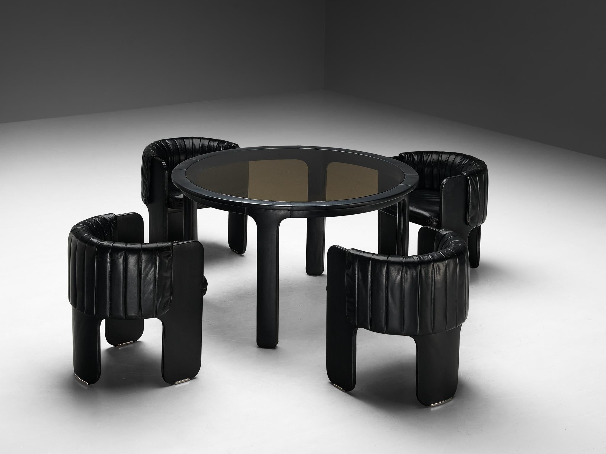 Luigi Massoni pour Poltrona Frau, ensemble de quatre fauteuils avec table à manger, modèle 'Dinette', cuir, chrome, verre, Italie, 1972

Un ensemble remarquable composé de quatre chaises Din/One et d'une table de salle à manger, conçu par Luigi