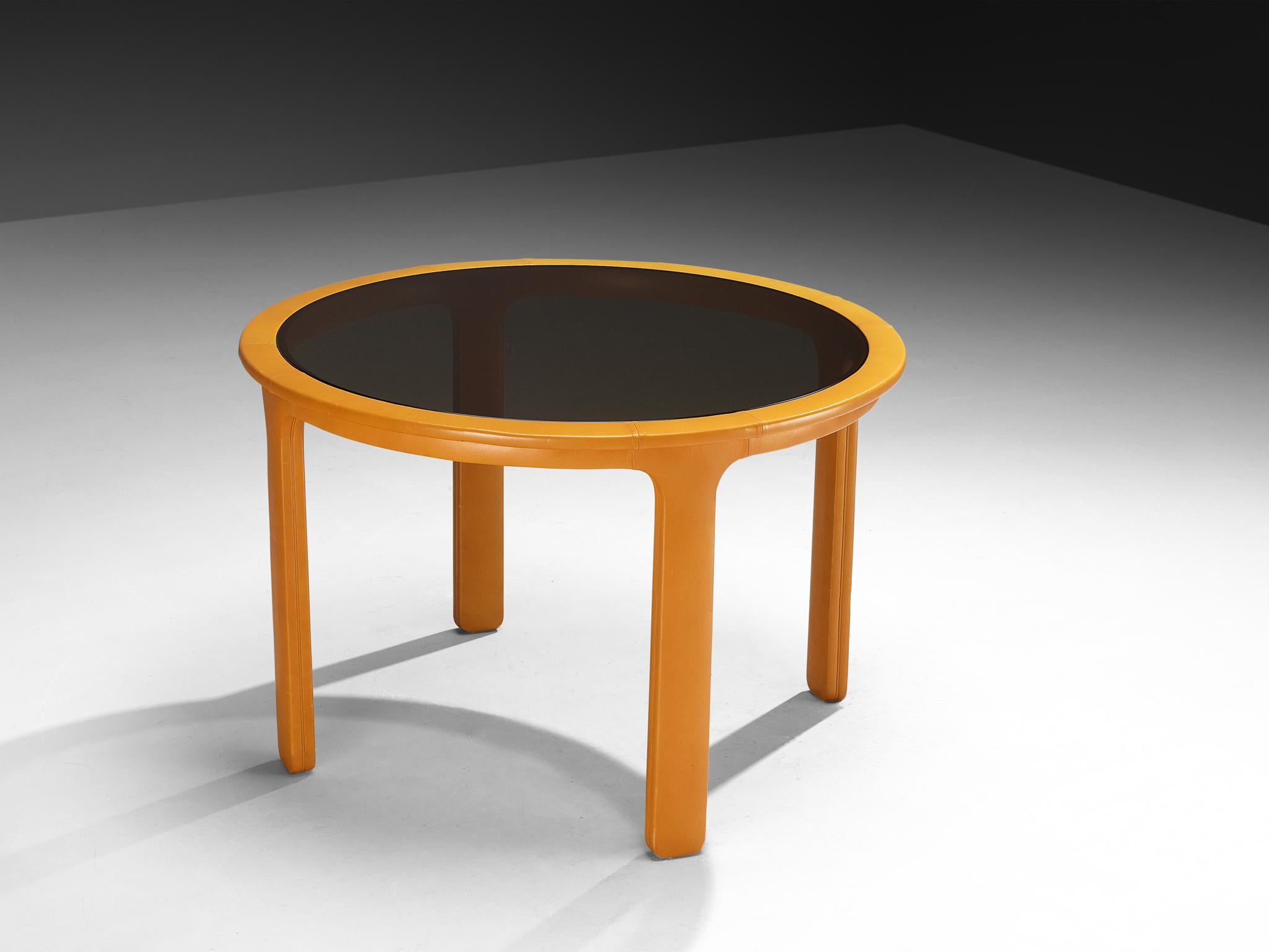 Luigi Massoni pour Poltrona Frau, table de salle à manger modèle 'Dinette', cuir, verre fumé, Italie, 1972

La remarquable table de salle à manger Dinette, conçue par Luigi Massoni pour Poltrona Frau en 1972, est un mélange harmonieux d'audace et