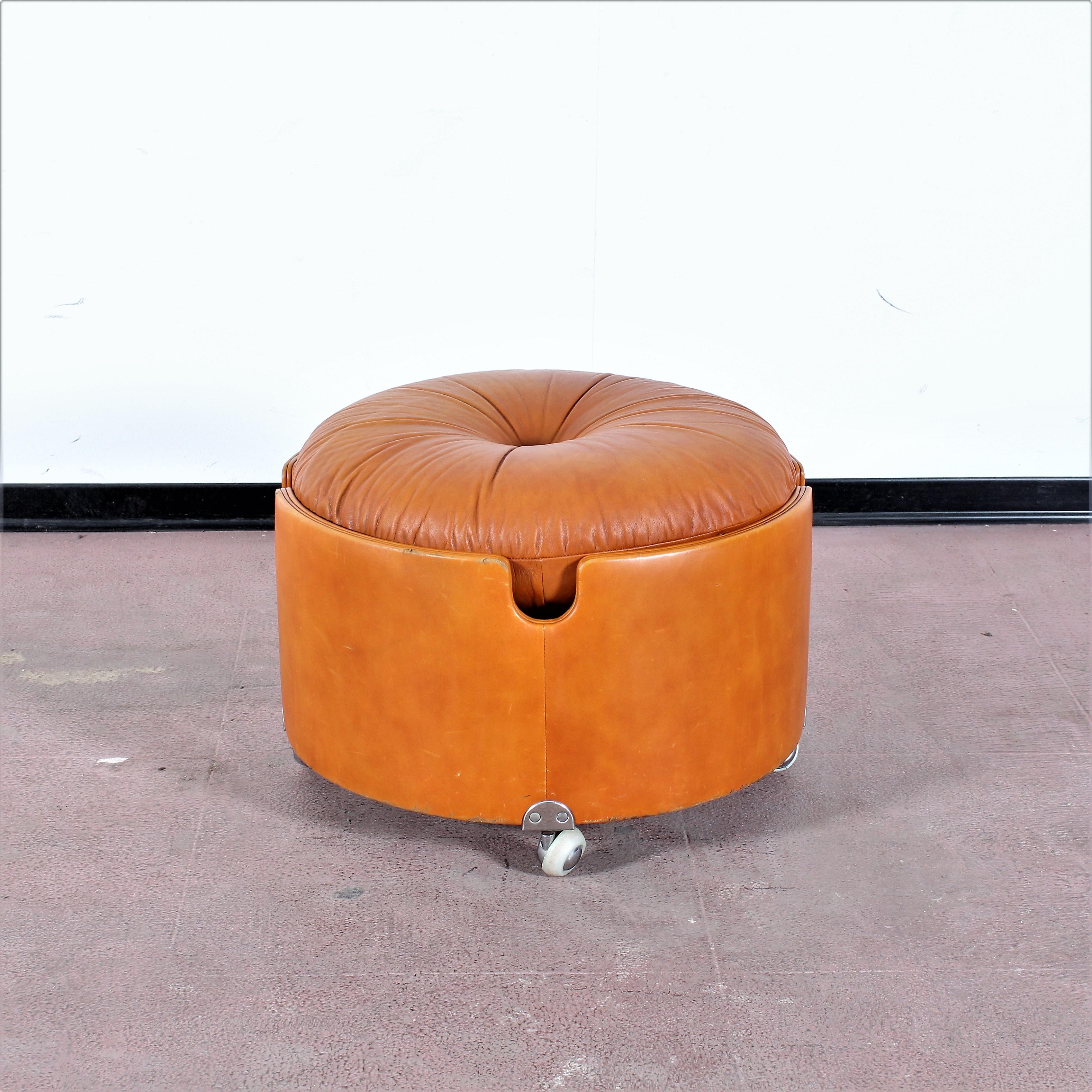 Beautiful leather ottoman designed by Luigi Massoni for Poltrona Frau in the 1960s. A soft cushion, wheels to facilitate movement, rust-colored leather upholstery, brand label on the bottom.
There are signs of use and some imperfections in the