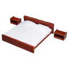 Luigi Massoni for Poltrona Frau 'Losange' Bed & Nightstands in Red Leather (Lit et tables de nuit en cuir rouge)