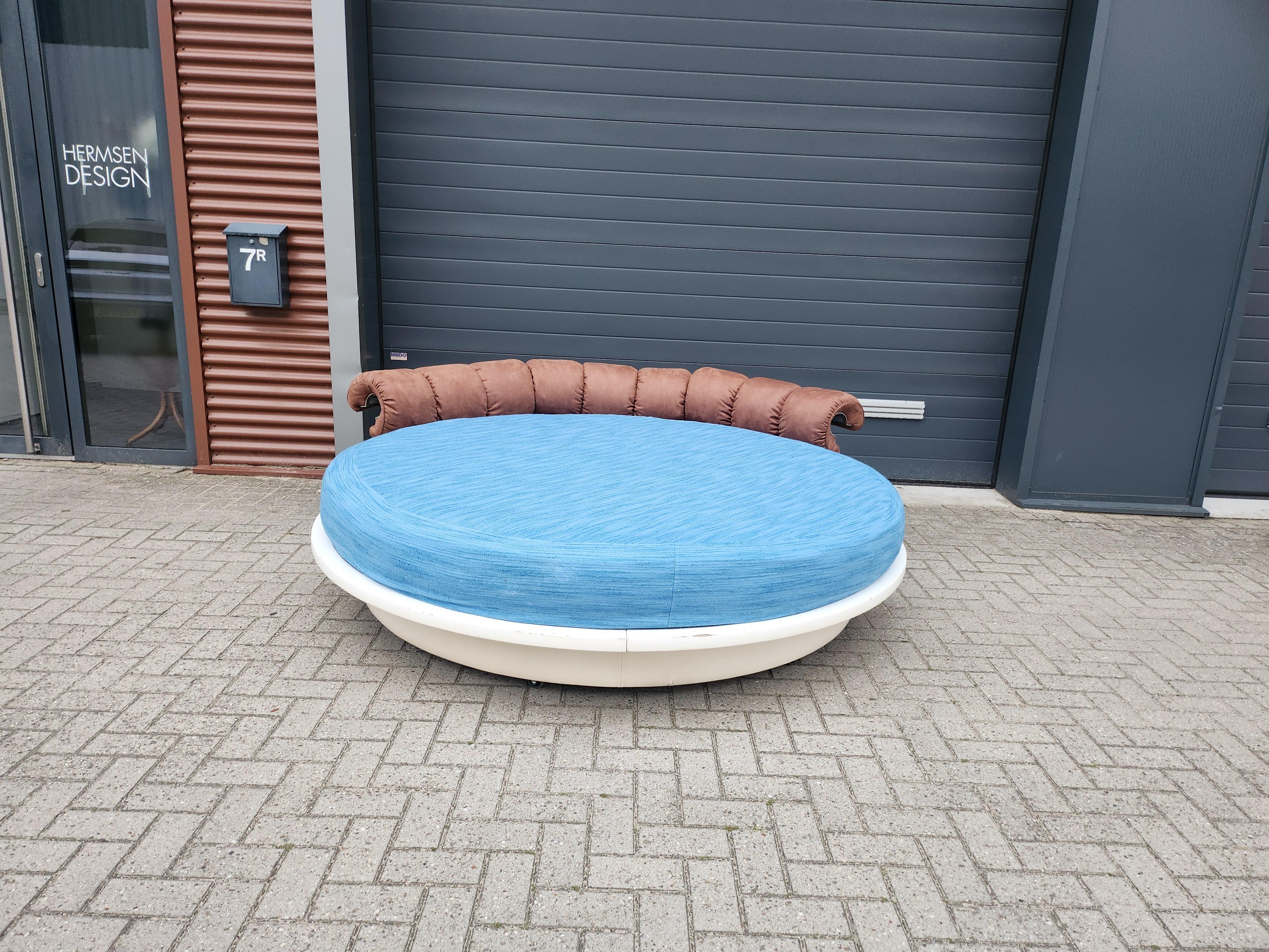 This is a 360° rotating bed by Luigi Massoni for Poltrona Frau from the 1960s.

The Poltrona Frau bed is in good, but used condition and shows signs of wear and use common for a piece this age. The white faux - leather shows small damages and can be