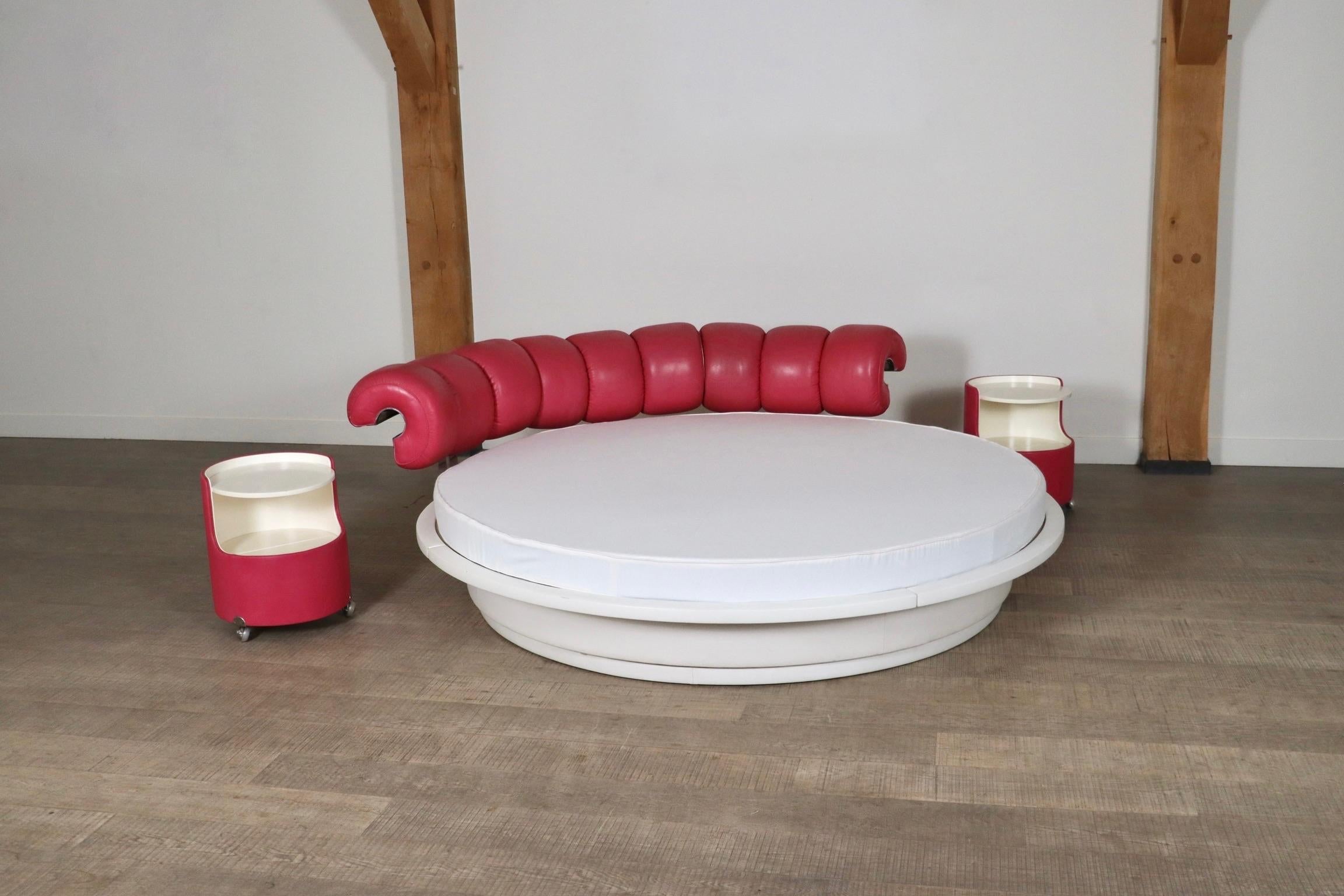 Luigi Massoni for Poltrona Frau, Lullaby Due pink bed with nightstands, 1968  In Good Condition For Sale In ABCOUDE, UT