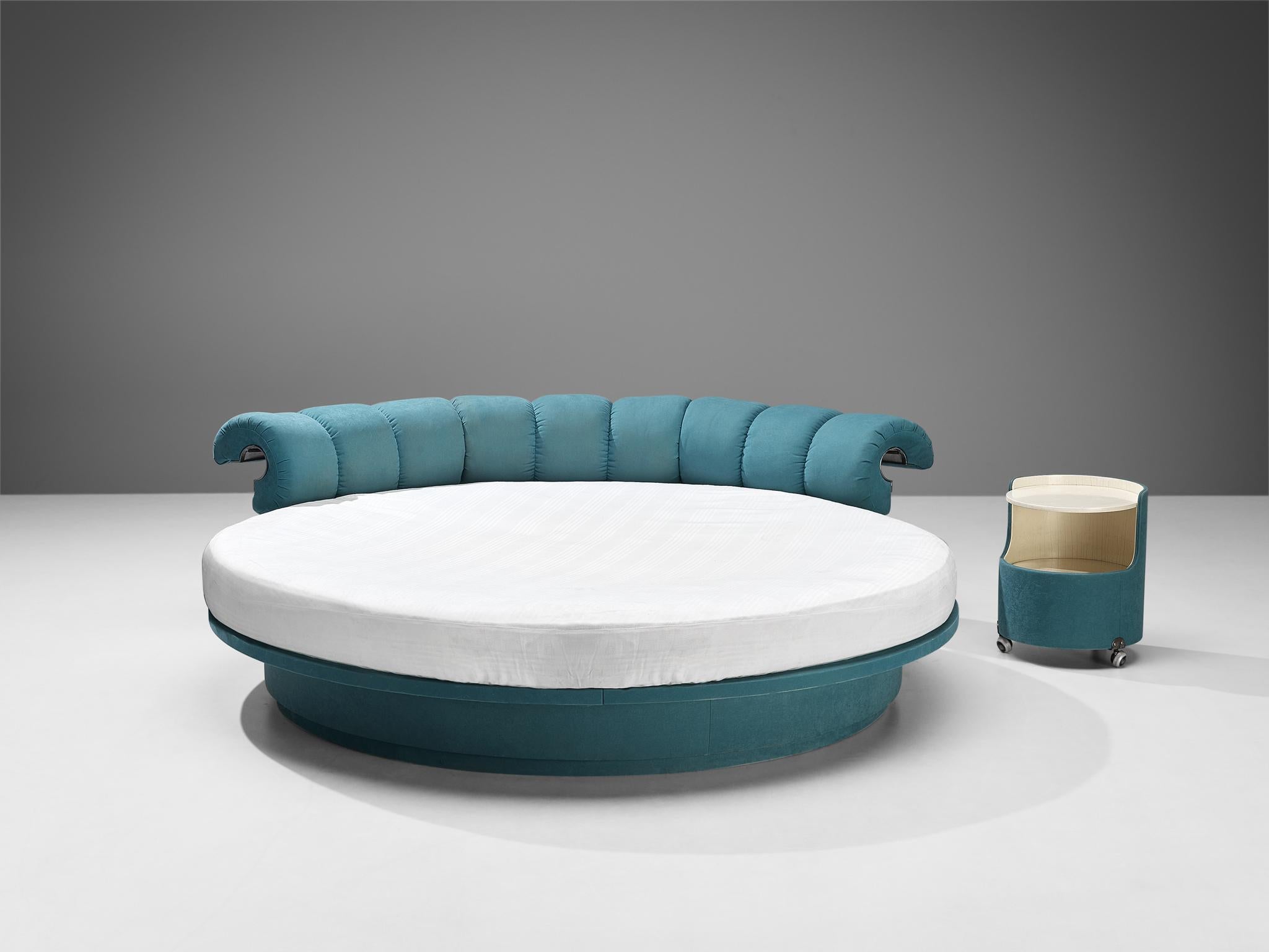 Luigi Massoni per Poltrona Frau, letto con comodino 'Lullaby Due', alcantara, legno laccato, acciaio cromato, ottone, Italia, 1968.

Un design accattivante di Luigi Massino per Poltrona Frau. Questo letto con un comodino sono stati realizzati in