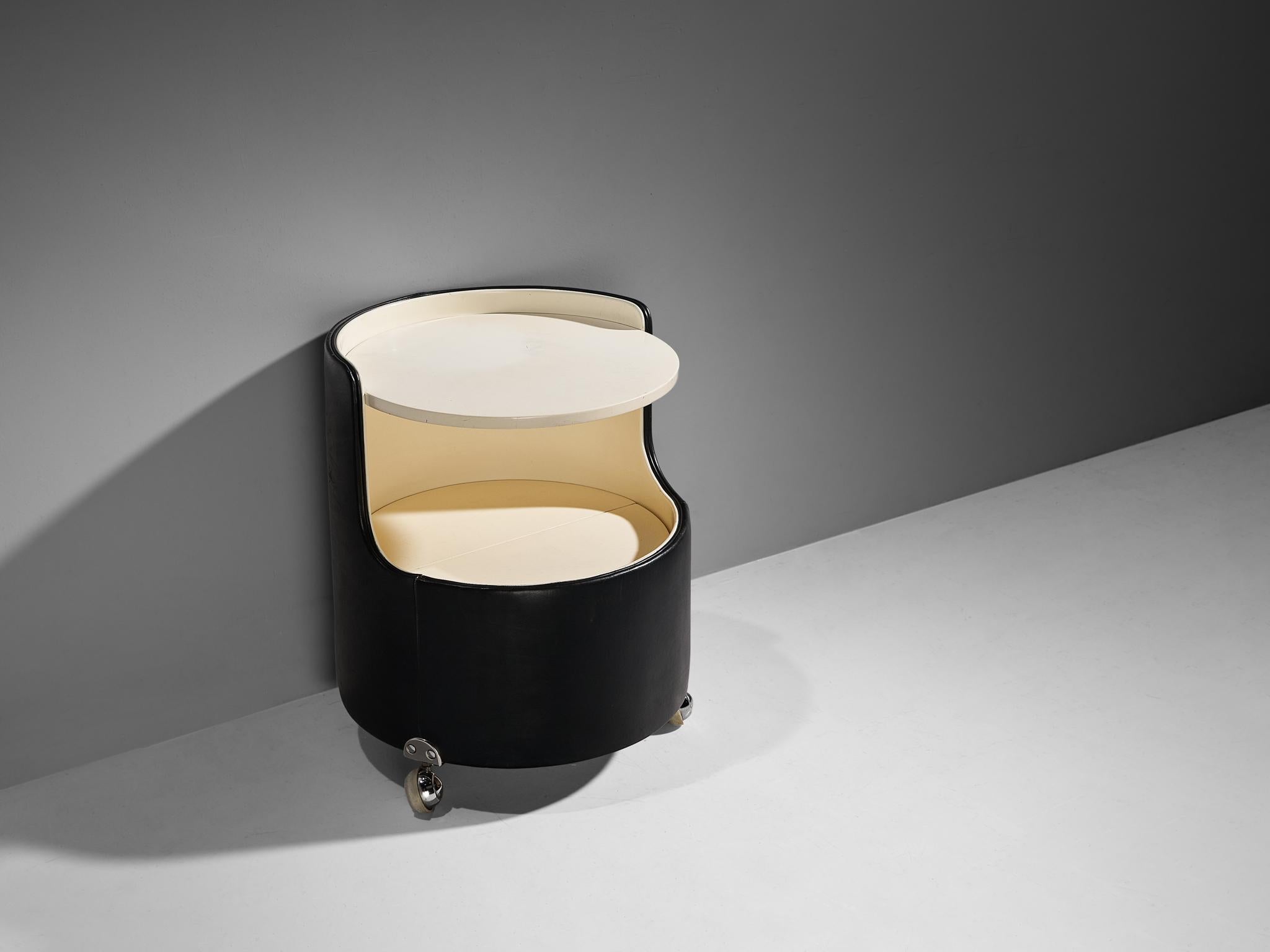 Luigi Massoni for Poltrona Frau, nightstand, leather, lacquered wood, metal, Italy, 1960s

Charming round movable nightstand designed by Luigi Massoni in the 1960s. This particular one has a black leather exterior and the rest of this design is