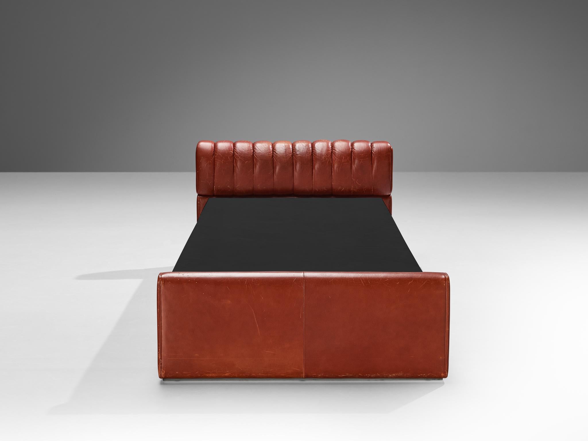 Luigi Massoni für Poltrona Frau: Einreihige Betten „Losange“ aus rotem Leder  (Italienisch) im Angebot